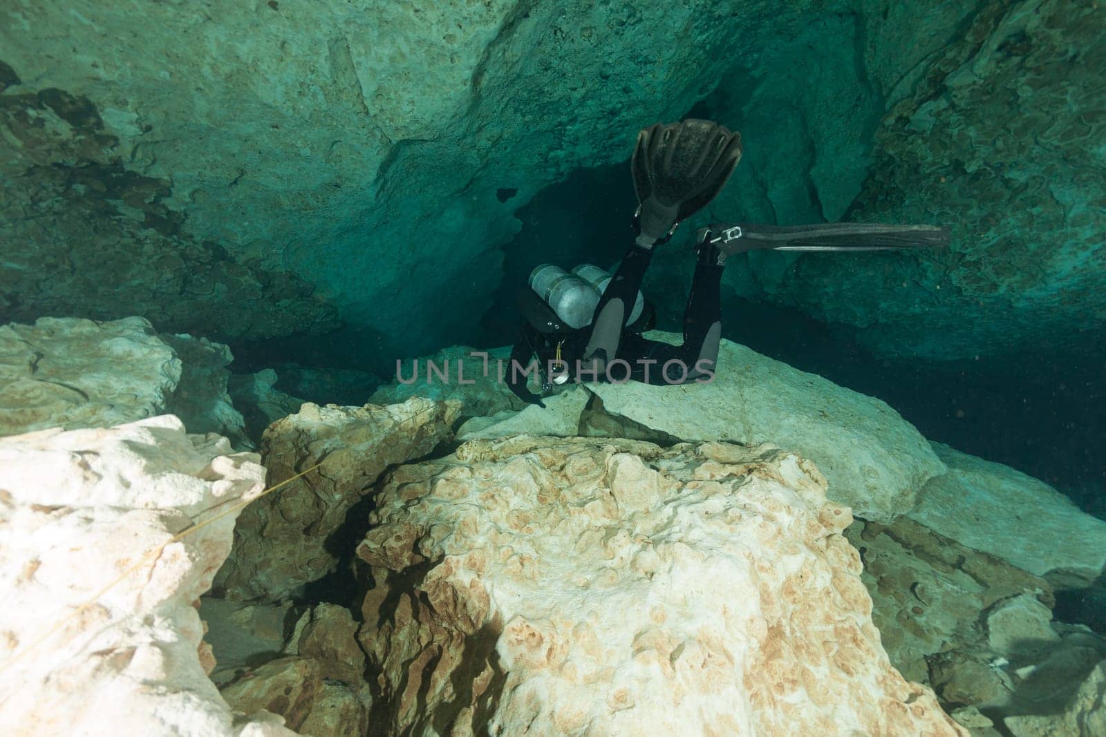 divers underwater caves diving Florida Jackson Blue cave USA