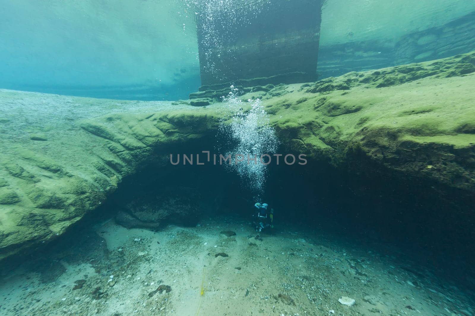 divers underwater caves diving Florida Jackson Blue cave USA