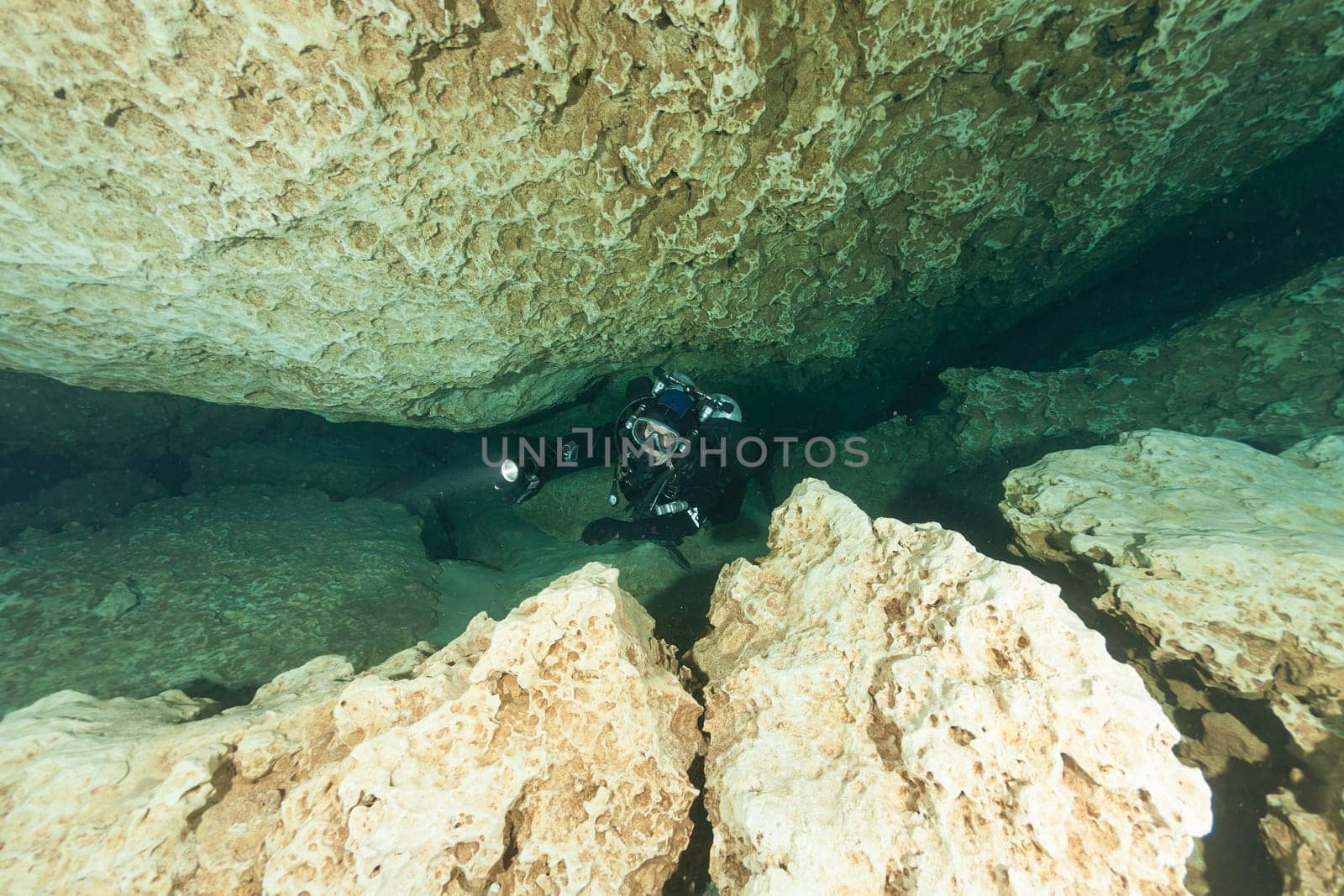 divers underwater caves diving Florida Jackson Blue cave USA