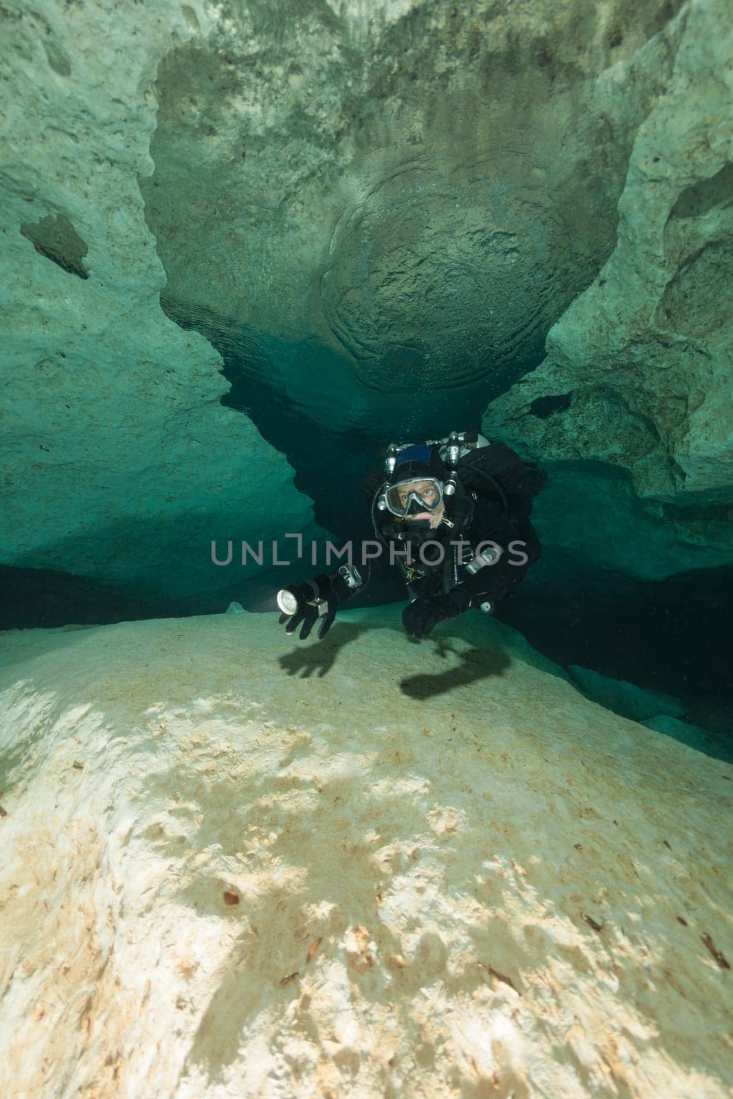 divers underwater caves diving Florida Jackson Blue cave USA