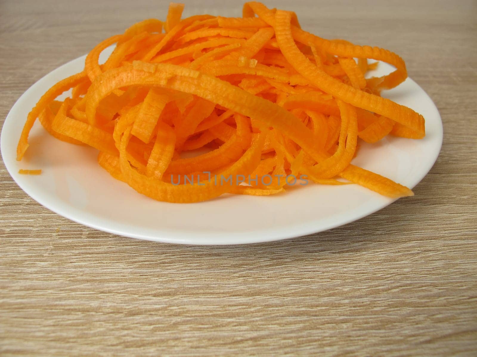 Low-carbohydrate vegetable noodles made from carrots