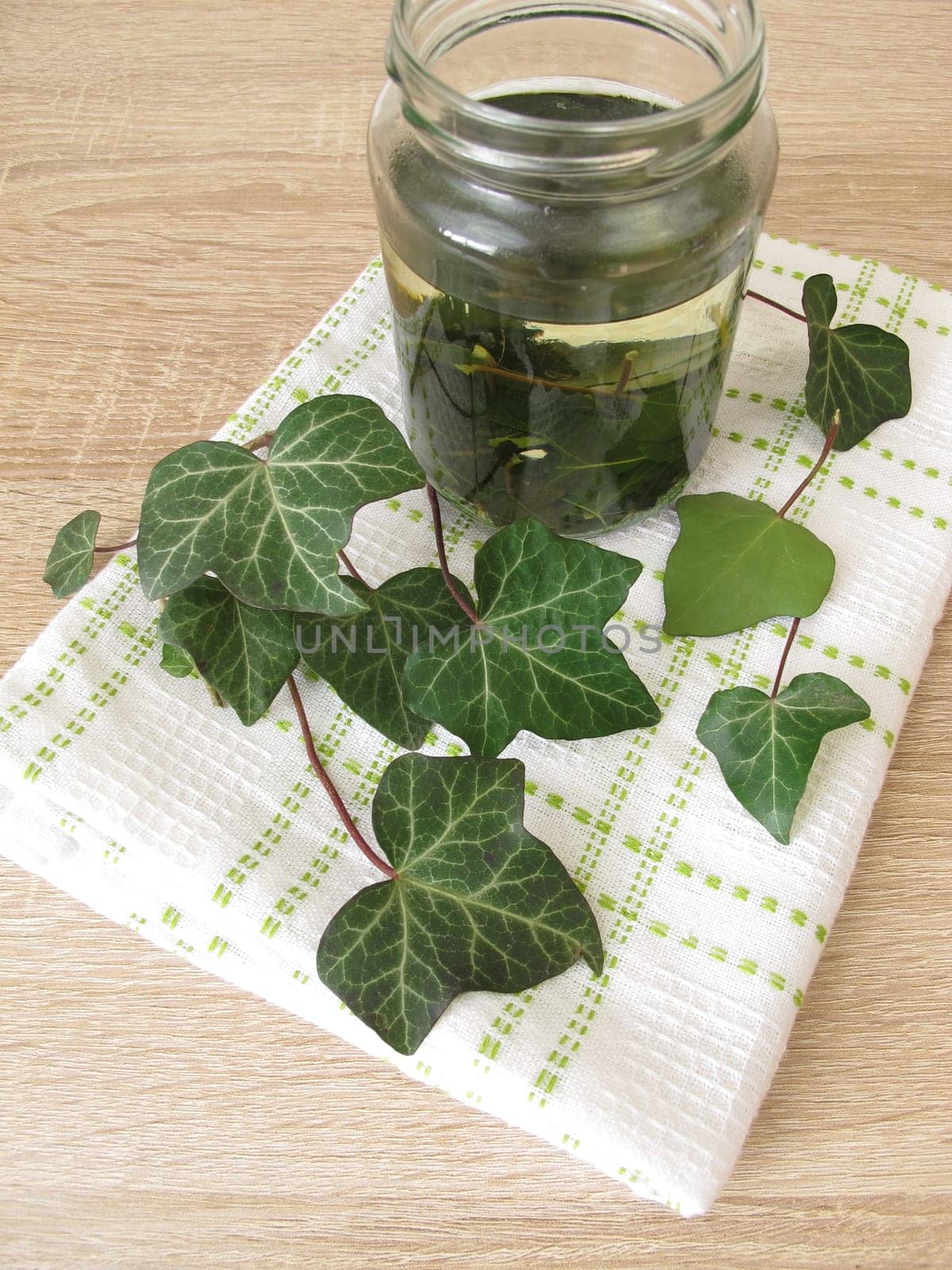 Detergent or detergent from ivy leaves