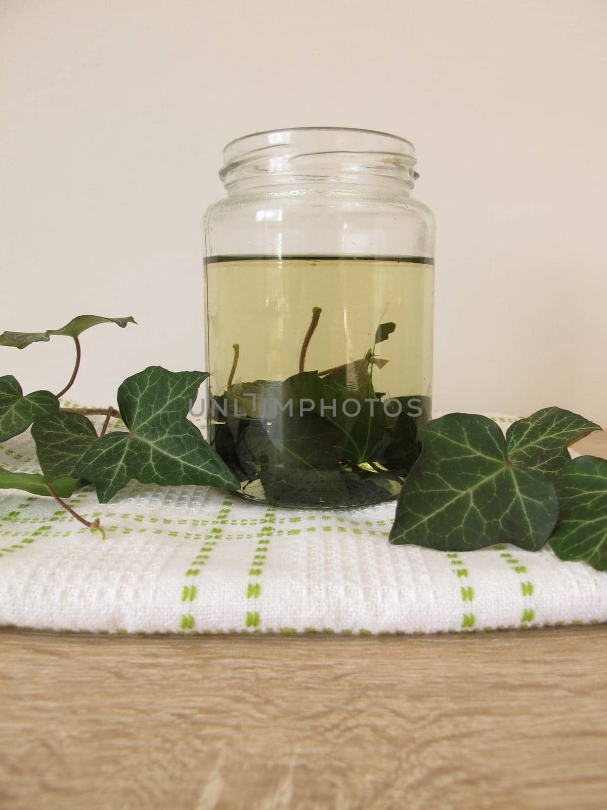 Detergent or detergent from ivy leaves