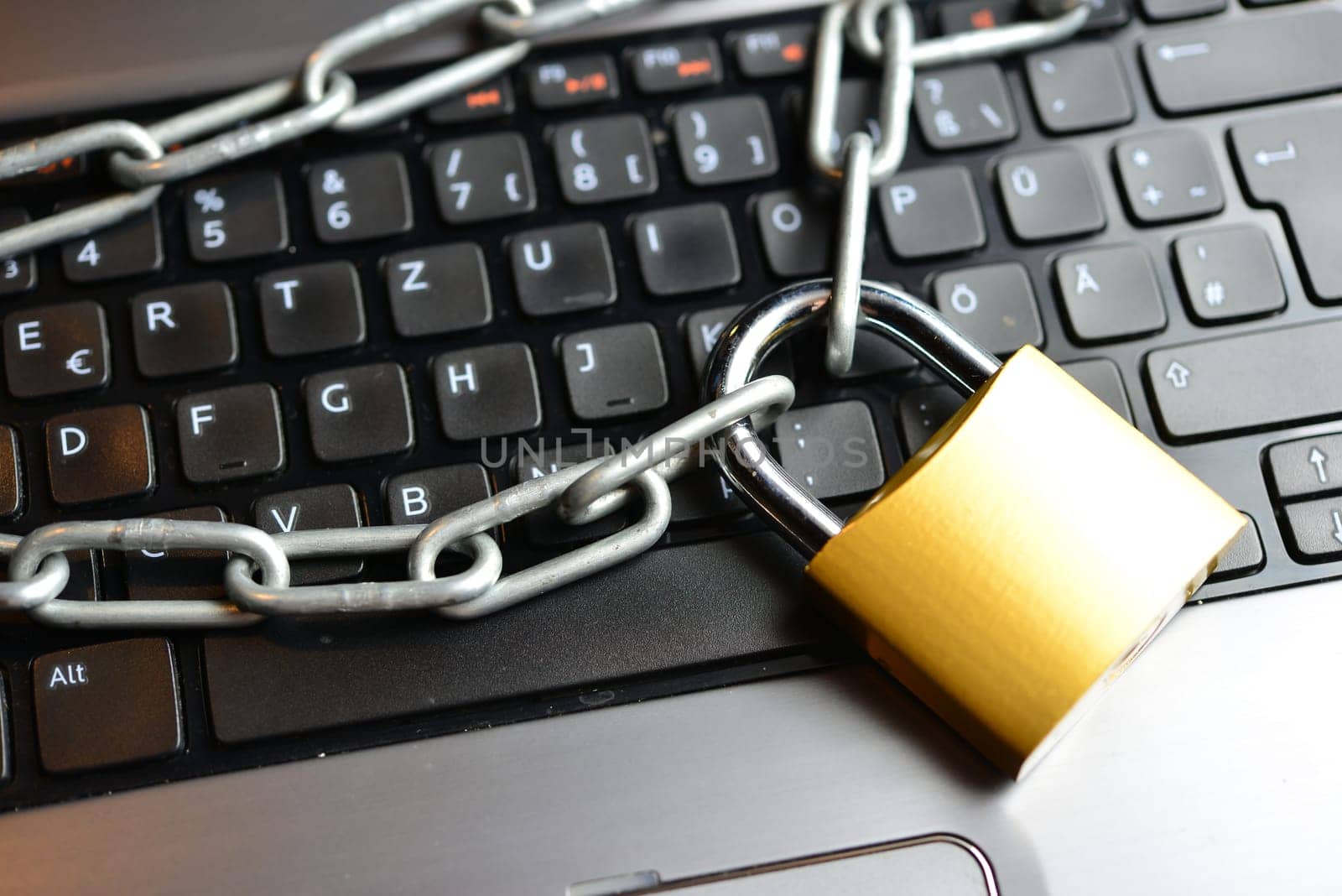 Data protection Security Chain with lock on the Internet