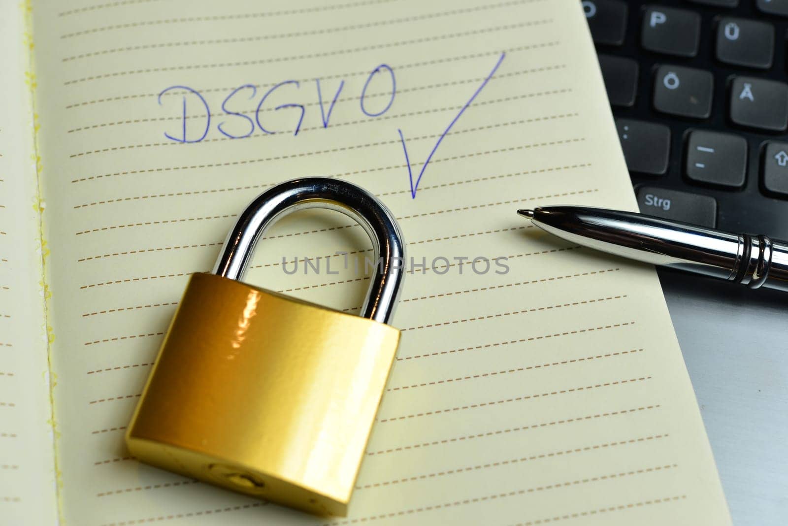 Data protection Security Chain with lock on the Internet