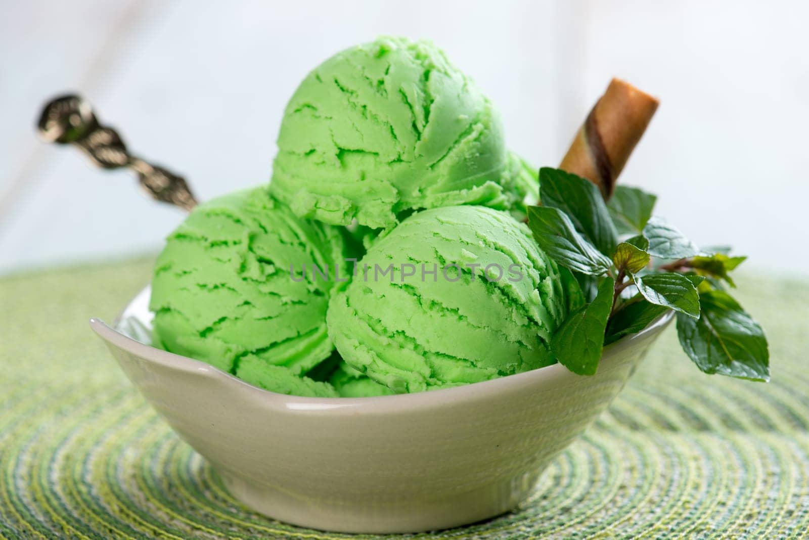Mint ice cream ready to serve.