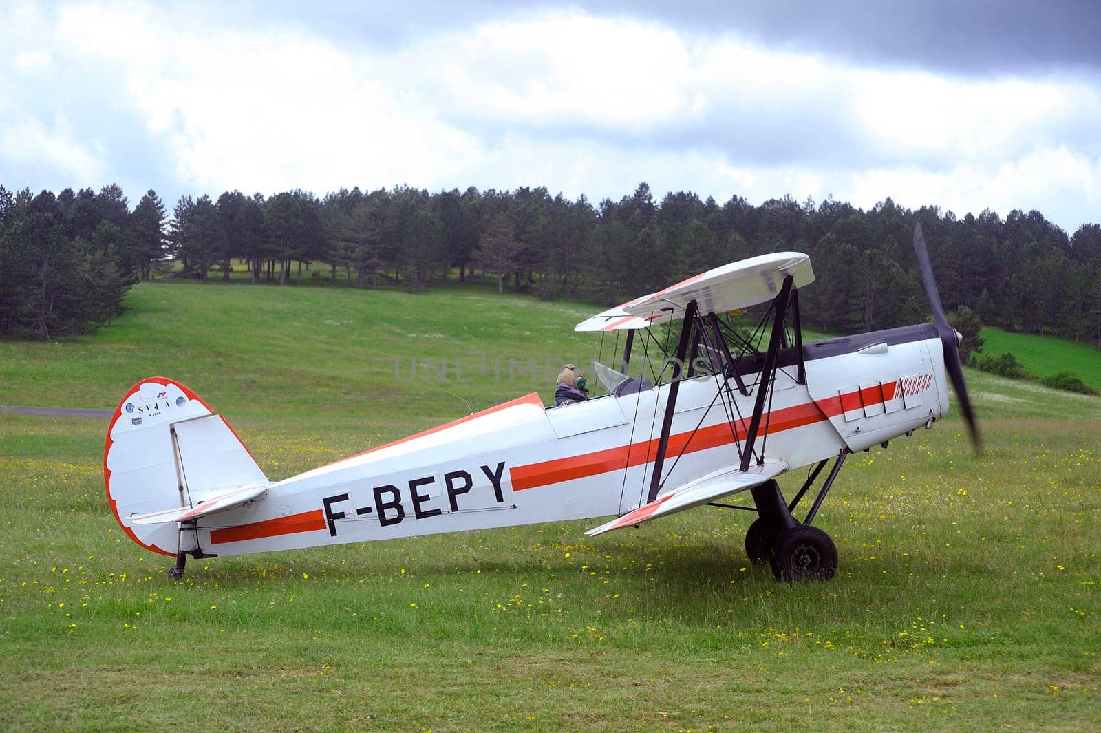 landing a biplane rolling on the Mende airfield in the French department of Gard to go to park in the place reserved for him