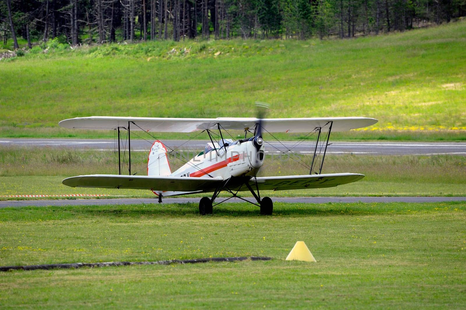 landing a biplane rolling on the Mende airfield in the French department of Gard to go to park in the place reserved for him