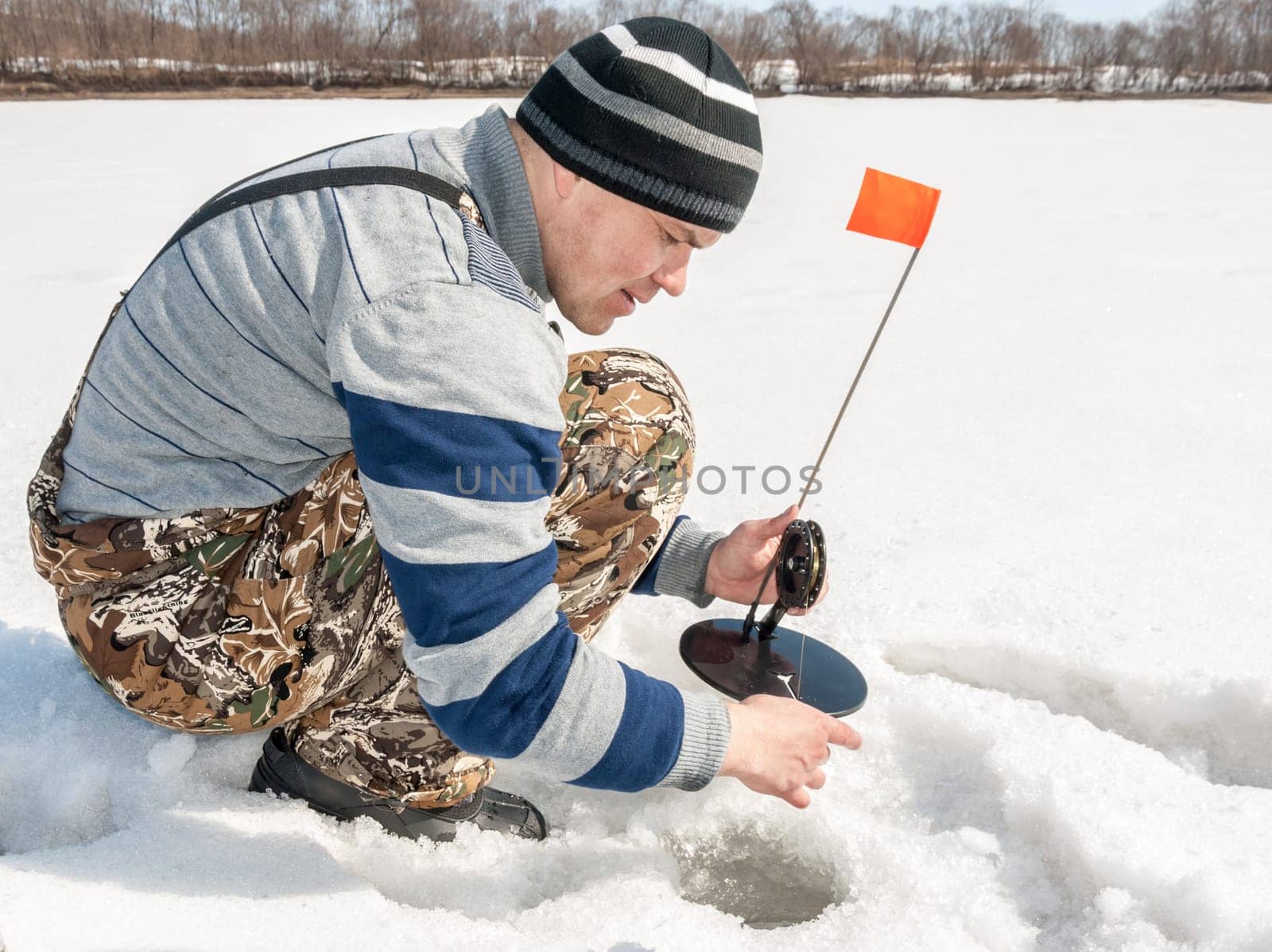 Installation of gear for winter fishing on the river