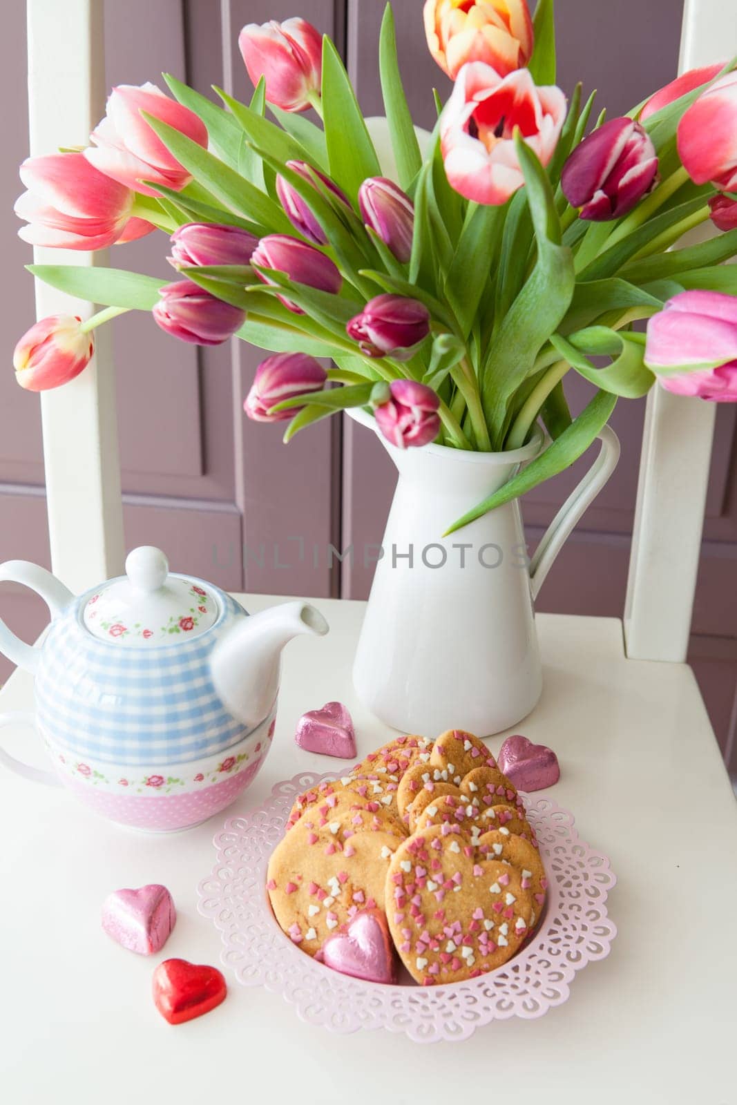 Cookies with sugar hearts and fresh tulips