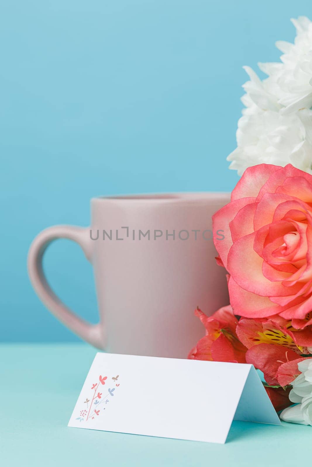 Love background with pink roses, flowers, gift, card on table. Concept of holiday Mother's Day. Copy space. Colorful studio background. holiday congratulations concept. Mother and love. Postcard