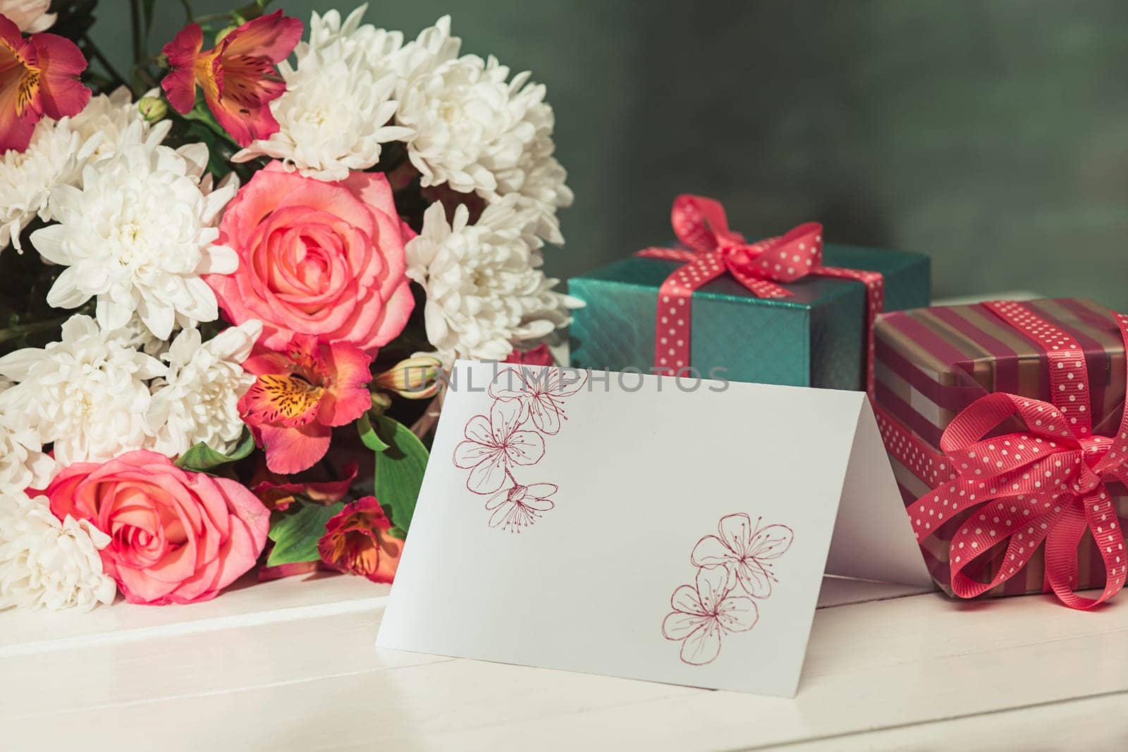Love background with pink roses, flowers, gift, card on table. Concept of holiday Mother's Day. Copy space. Colorful studio background. holiday congratulations concept. Mother and love. Postcard
