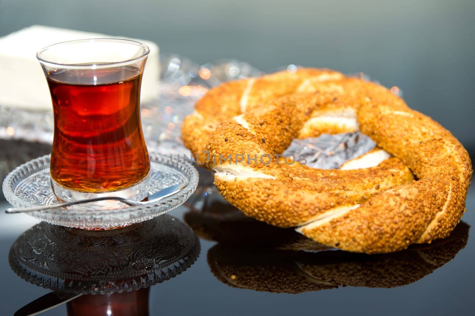Sesame ring with Butter and tea