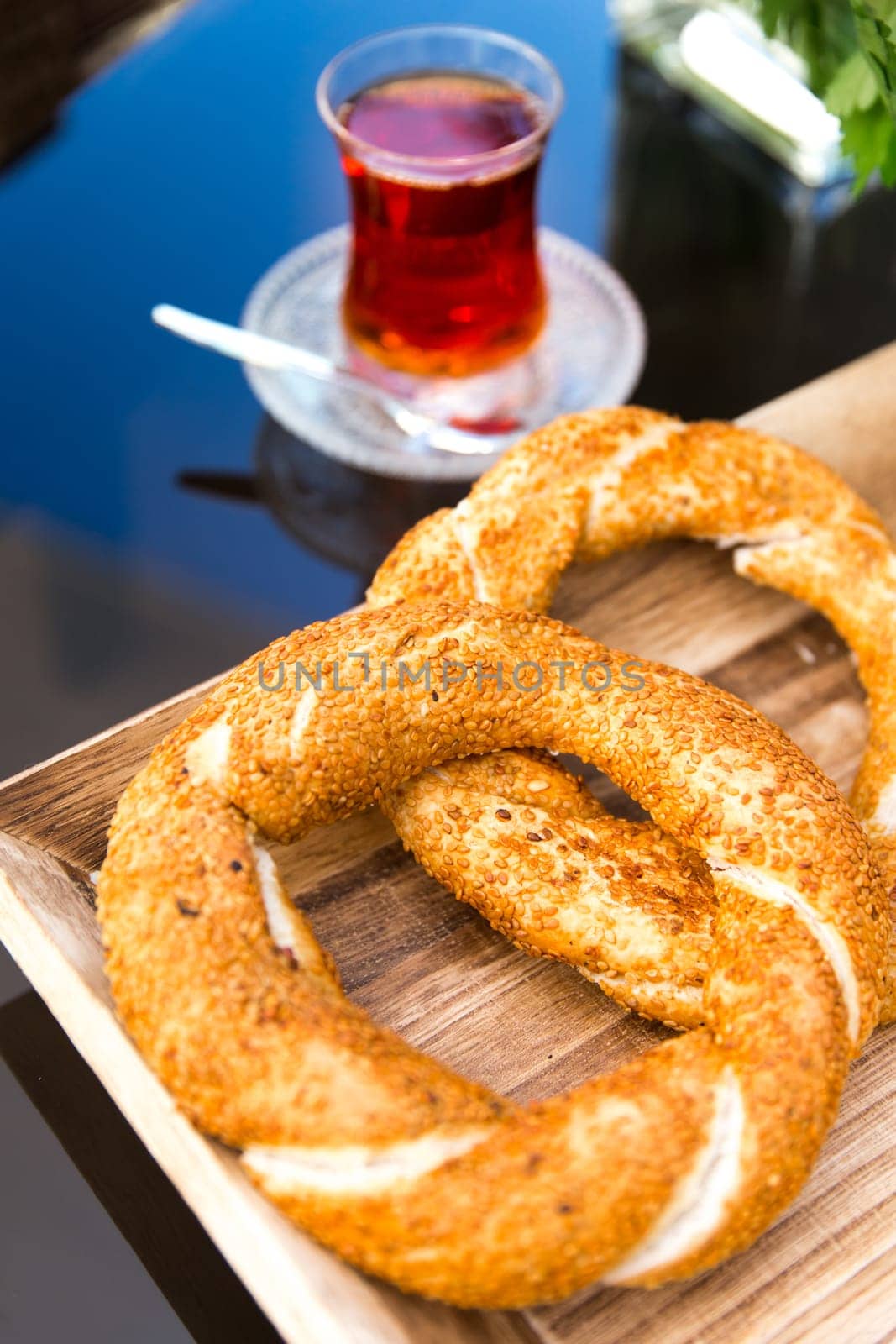 Sesame ring with Butter and tea
