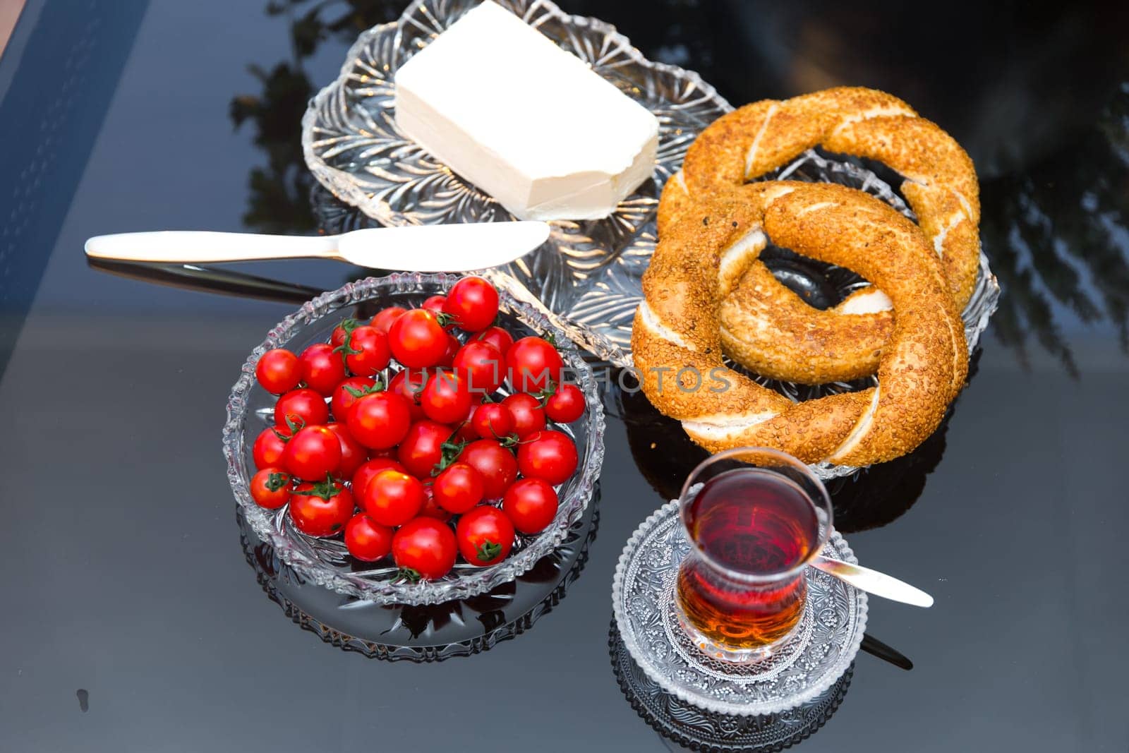 Sesame ring with Butter and tea