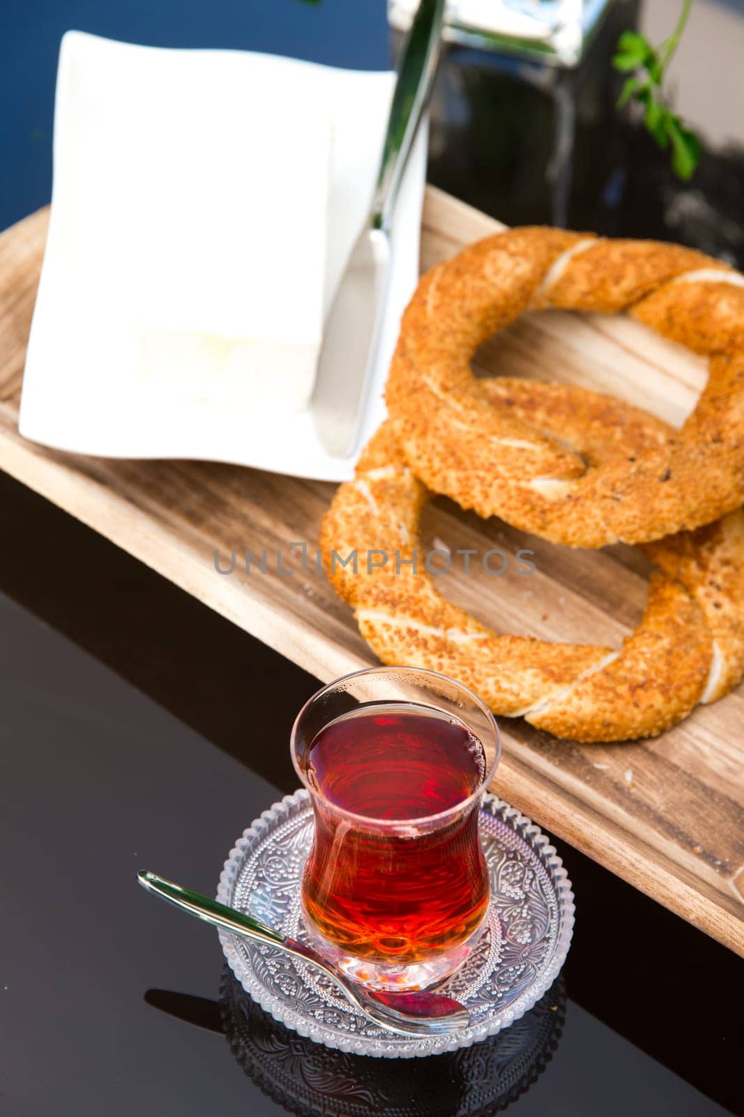 Sesame ring with Butter and tea