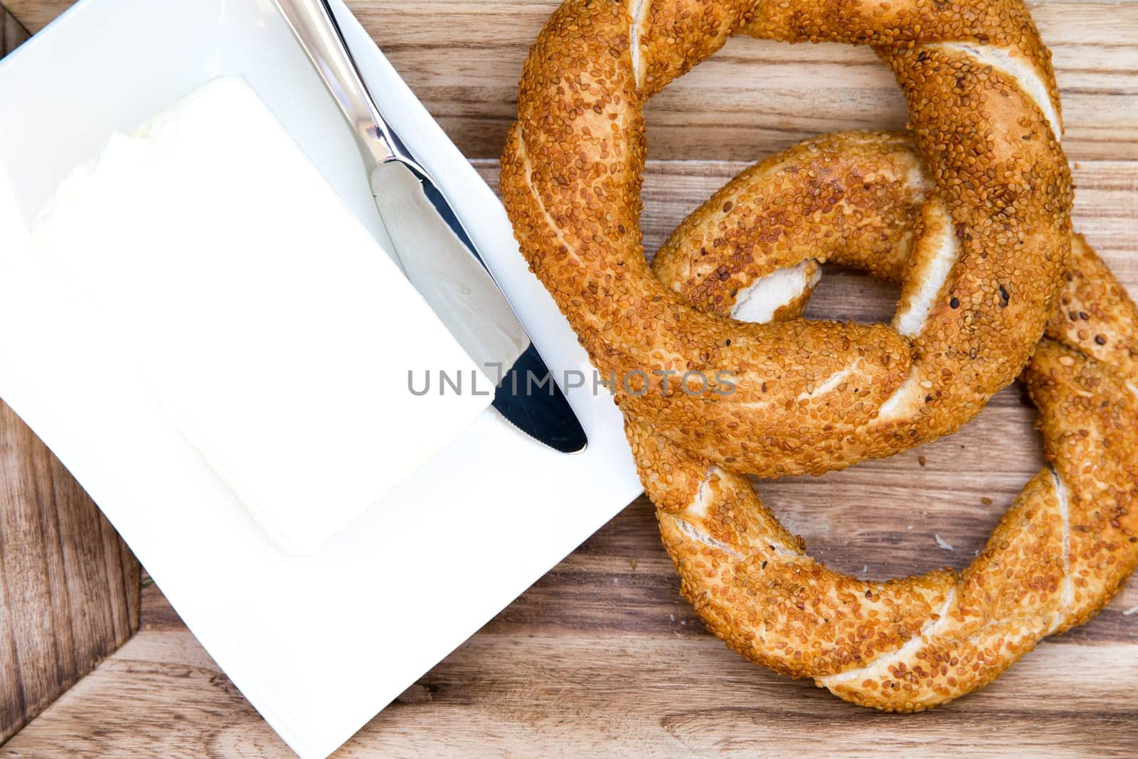 Sesame ring with Butter and tea