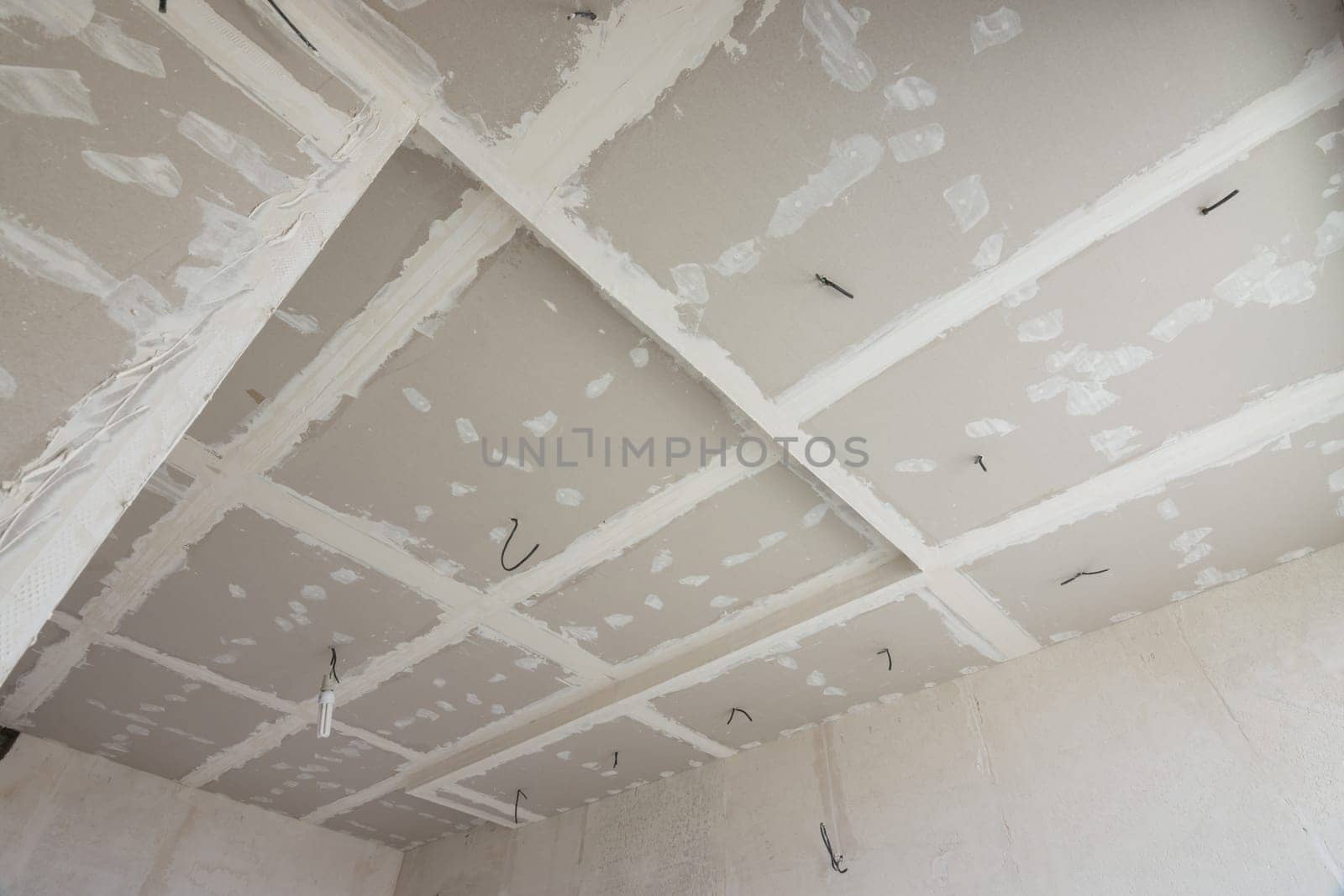 The ceiling of the room, covered with drywall sheets, the general plan