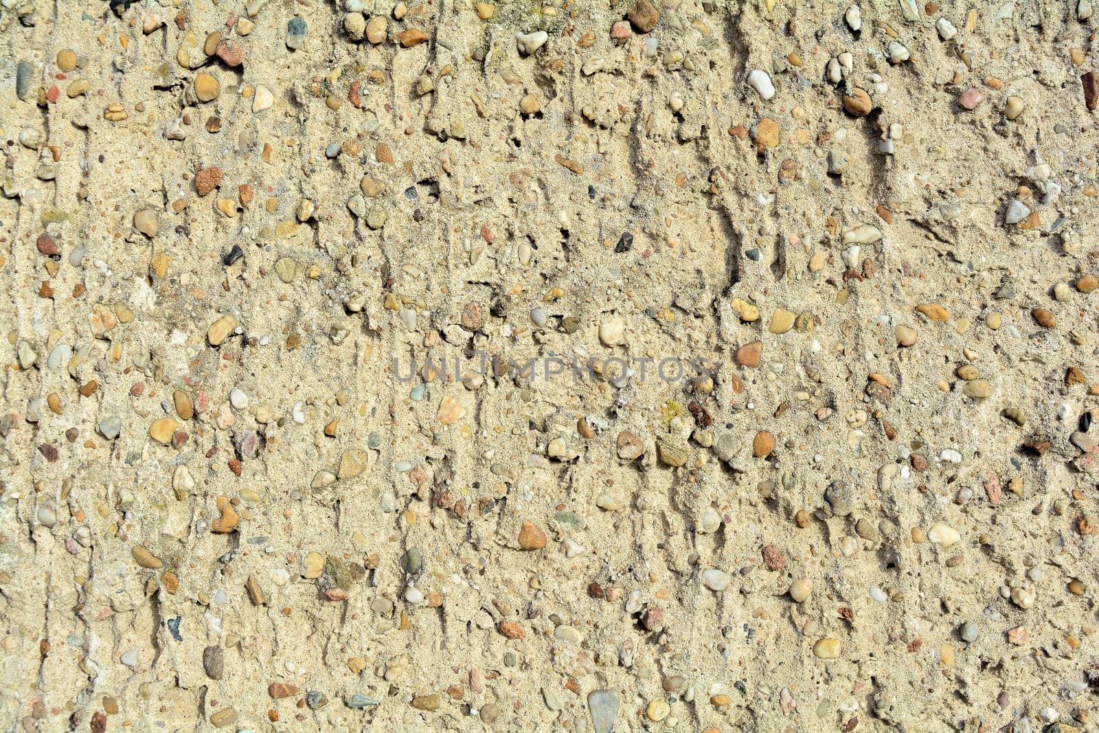 Structural plaster with gravel