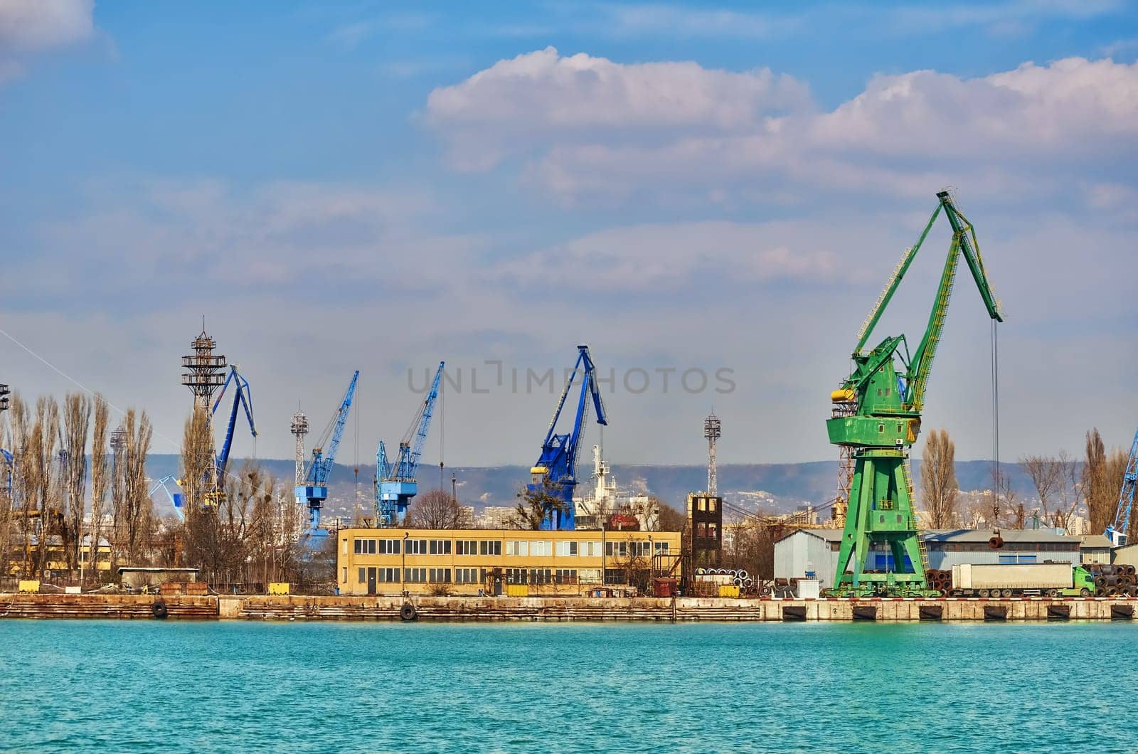 Harbour Level Luffing Cranes in the Port