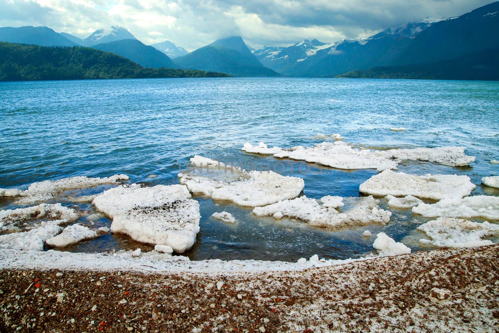 melt the ice in the ocean on a background of mountains. scenic spots