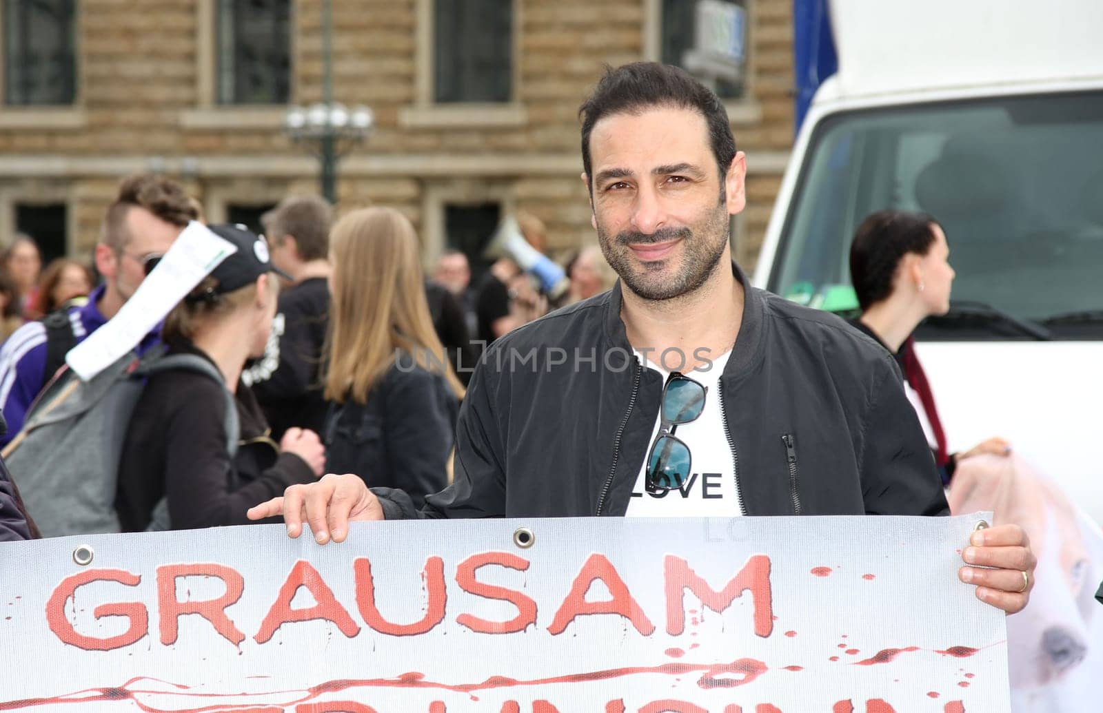 Volkan Baydar ,. The Action Alliance against Animal Experiments and animal rights initiative Hamburg called for a large demonstration (about 500 participants) against animal torture at the UKE and for modern animal-free research with prominent comrades-in-arms. The action took place as part of the International Day for the Abolition of Animal Experiments at the Town Hall - .28.04.2018.