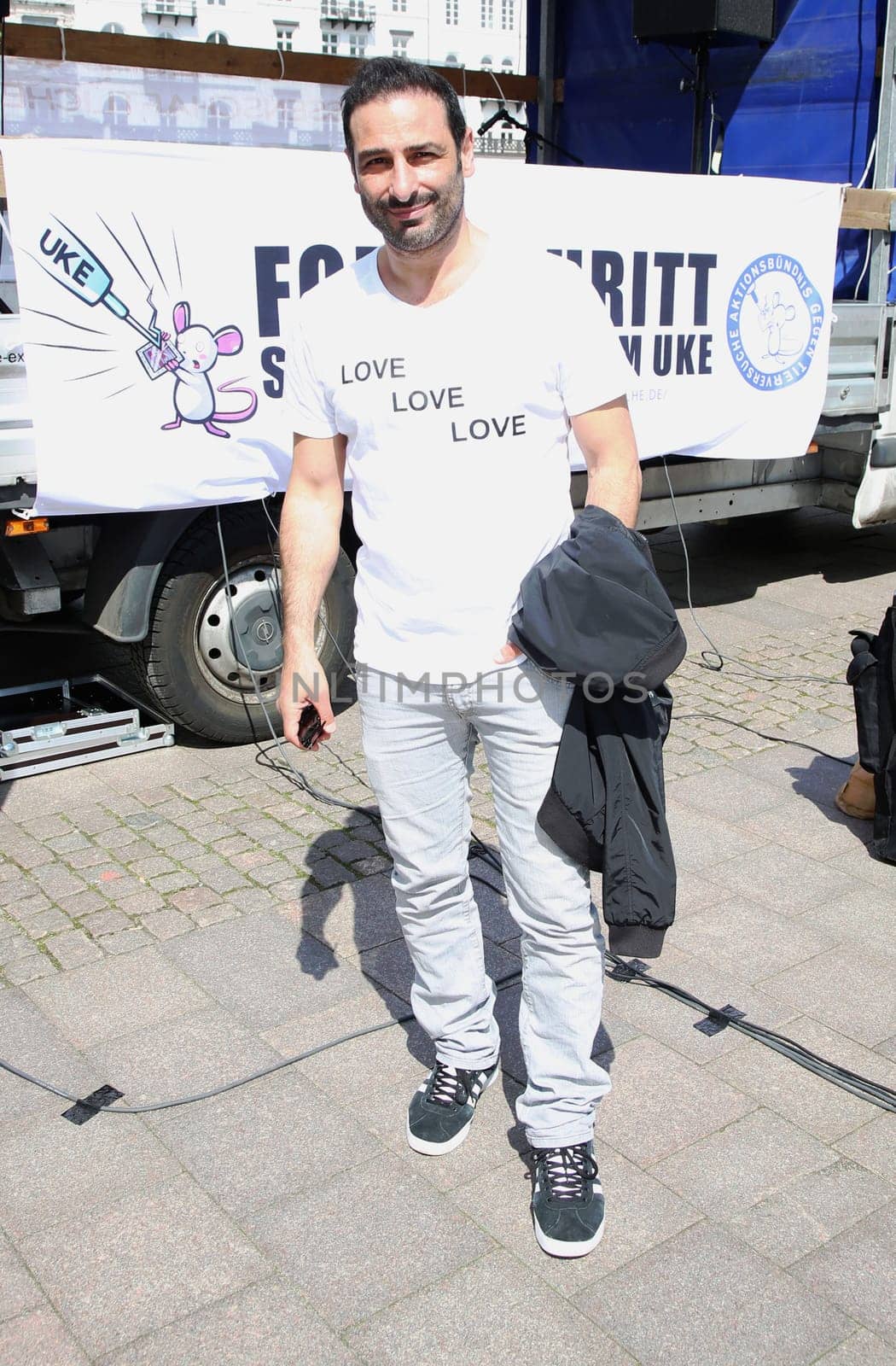 Volkan Baydar ,. The Action Alliance against Animal Experiments and animal rights initiative Hamburg called for a large demonstration (about 500 participants) against animal torture at the UKE and for modern animal-free research with prominent comrades-in-arms. The action took place as part of the International Day for the Abolition of Animal Experiments at the Town Hall - .28.04.2018.