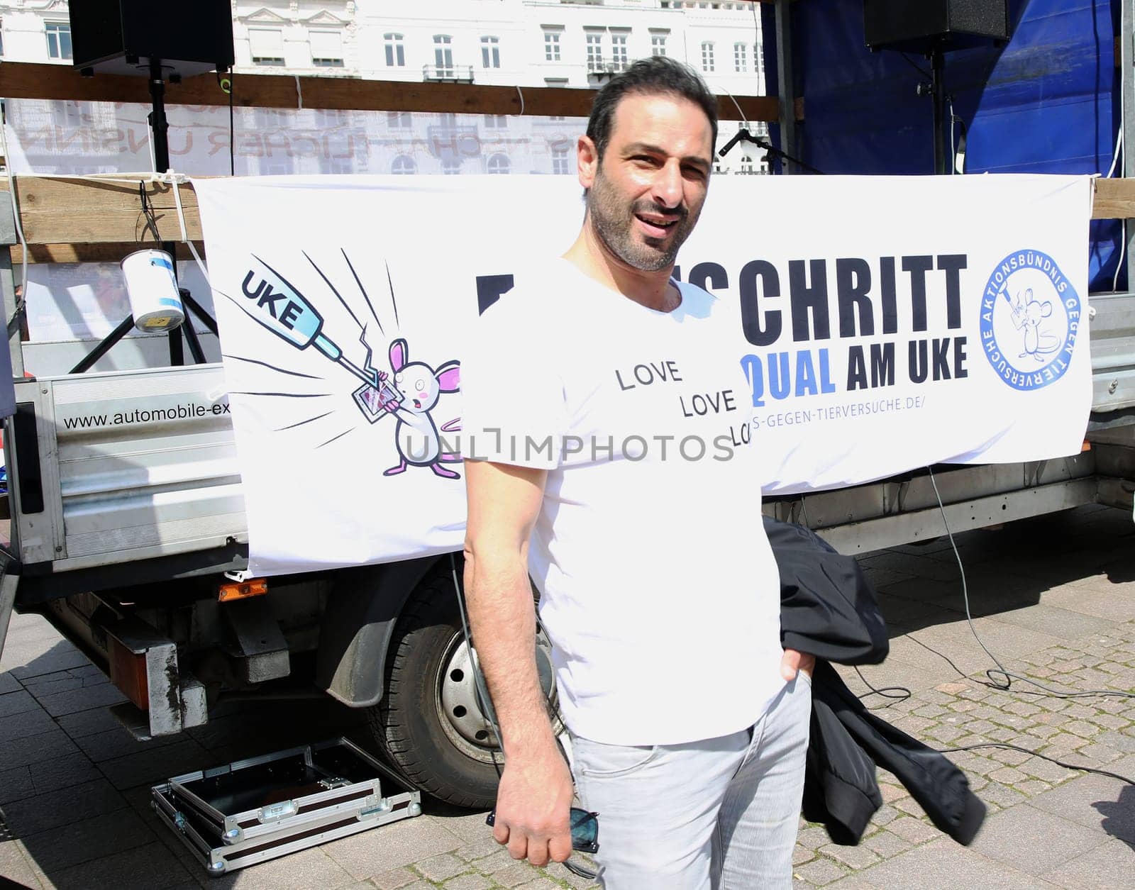 Volkan Baydar ,. The Action Alliance against Animal Experiments and animal rights initiative Hamburg called for a large demonstration (about 500 participants) against animal torture at the UKE and for modern animal-free research with prominent comrades-in-arms. The action took place as part of the International Day for the Abolition of Animal Experiments at the Town Hall - .28.04.2018.