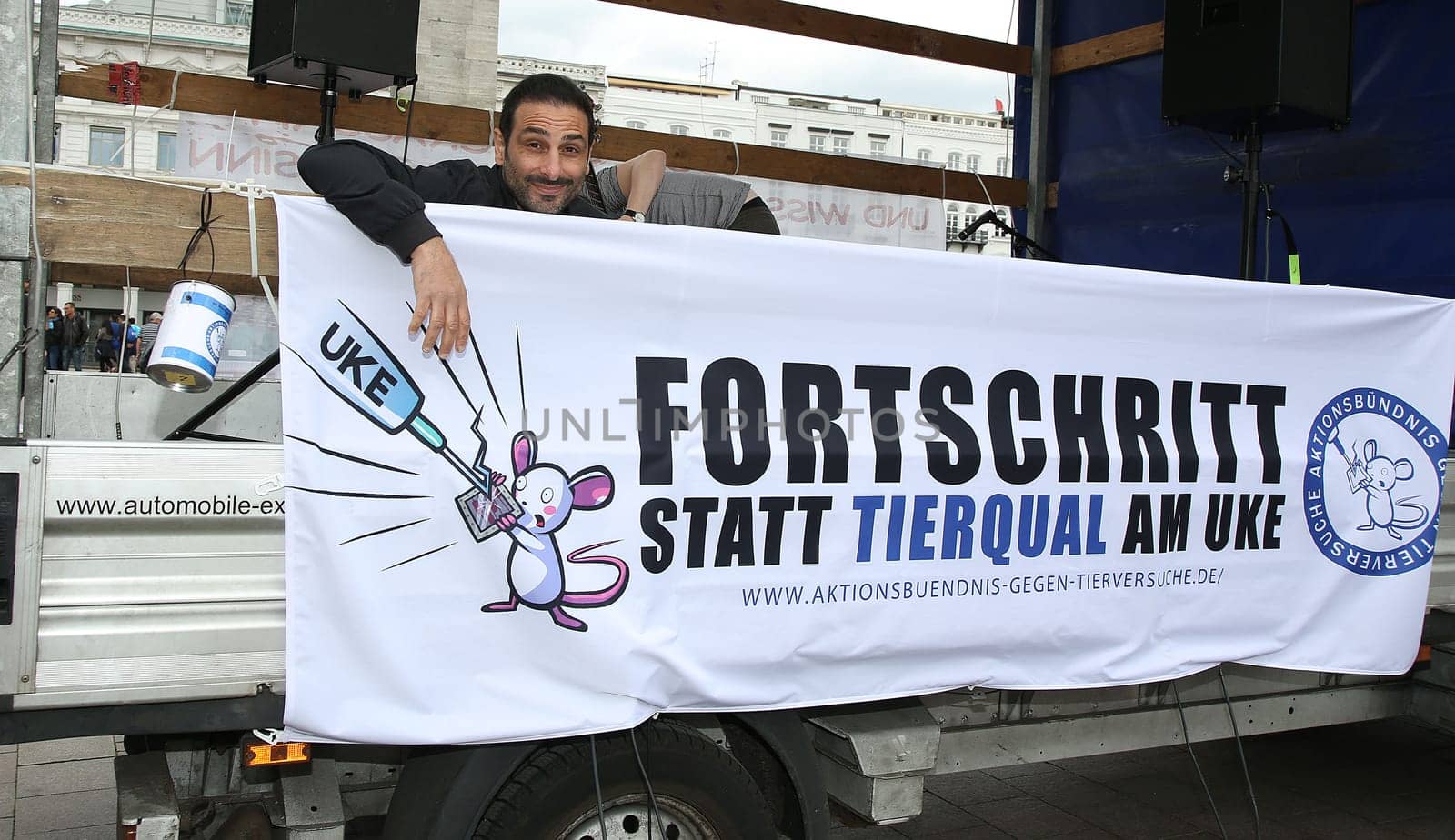Volkan Baydar ,. The Action Alliance against Animal Experiments and animal rights initiative Hamburg called for a large demonstration (about 500 participants) against animal torture at the UKE and for modern animal-free research with prominent comrades-in-arms. The action took place as part of the International Day for the Abolition of Animal Experiments at the Town Hall - .28.04.2018.