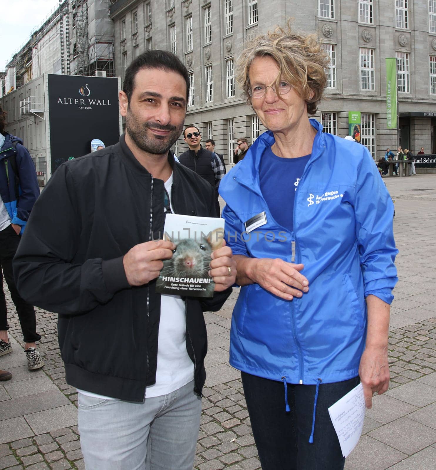Volkan Baydar and Katharina Feuerlein ( Aerzte ohne Tierversuche e.V. ) . The Action Alliance against Animal Experiments and animal rights initiative Hamburg called for a large demonstration (about 500 participants) against animal torture at the UKE and for modern animal-free research with prominent comrades-in-arms. The action took place as part of the International Day for the Abolition of Animal Experiments at the Town Hall - .28.04.2018.