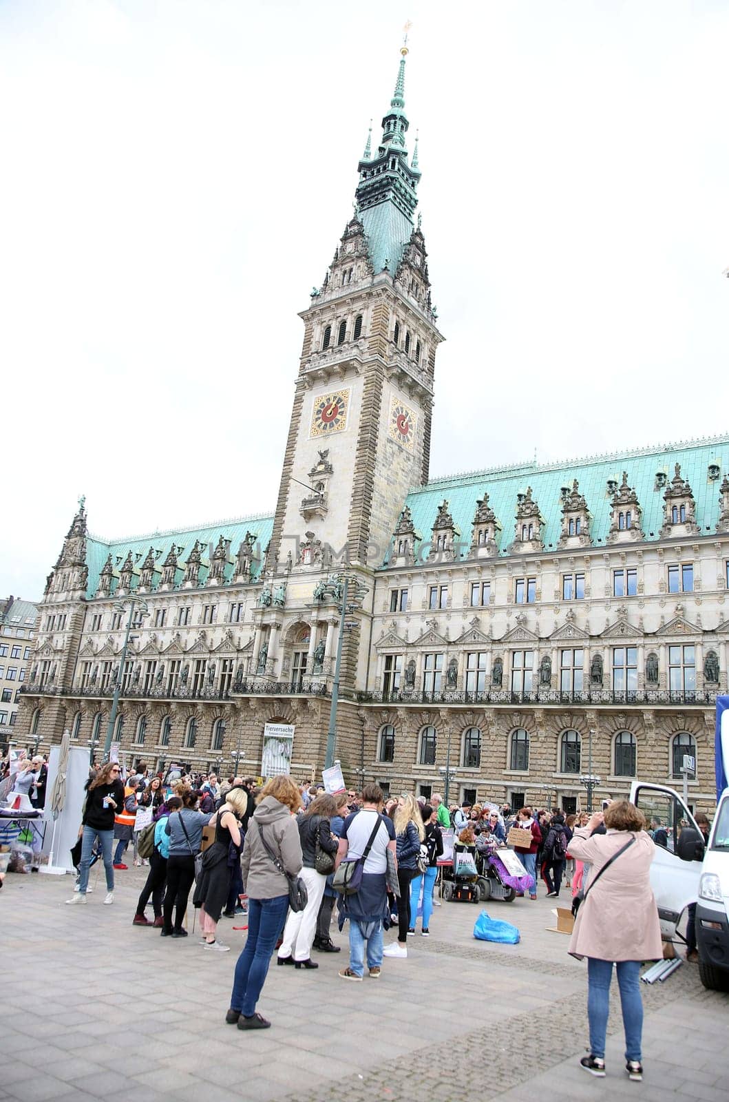 Demo participants,. The Action Alliance against Animal Experiments and animal rights initiative Hamburg called for a large demonstration (about 500 participants) against animal torture at the UKE and for modern animal-free research with prominent comrades-in-arms. The action took place as part of the International Day for the Abolition of Animal Experiments at the Town Hall - .28.04.2018.
