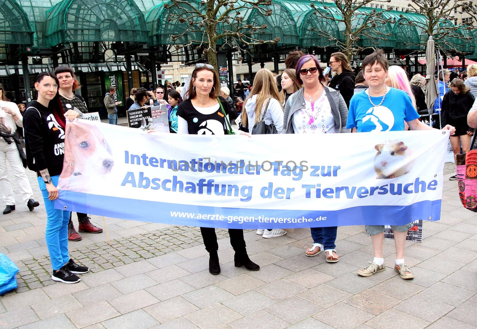 Demo participants,. The Action Alliance against Animal Experiments and animal rights initiative Hamburg called for a large demonstration (about 500 participants) against animal torture at the UKE and for modern animal-free research with prominent comrades-in-arms. The action took place as part of the International Day for the Abolition of Animal Experiments at the Town Hall - .28.04.2018.