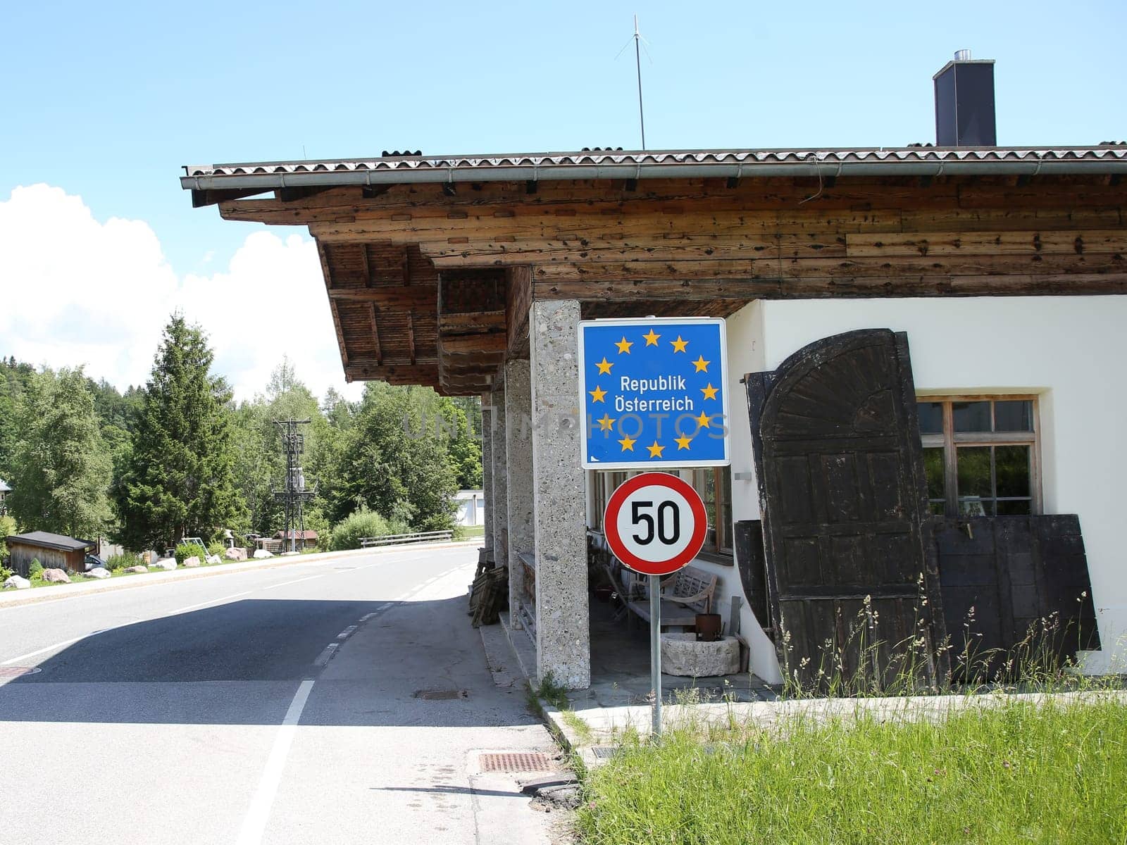 Border sign Republic of Austria at the Dürrnberg border crossing
