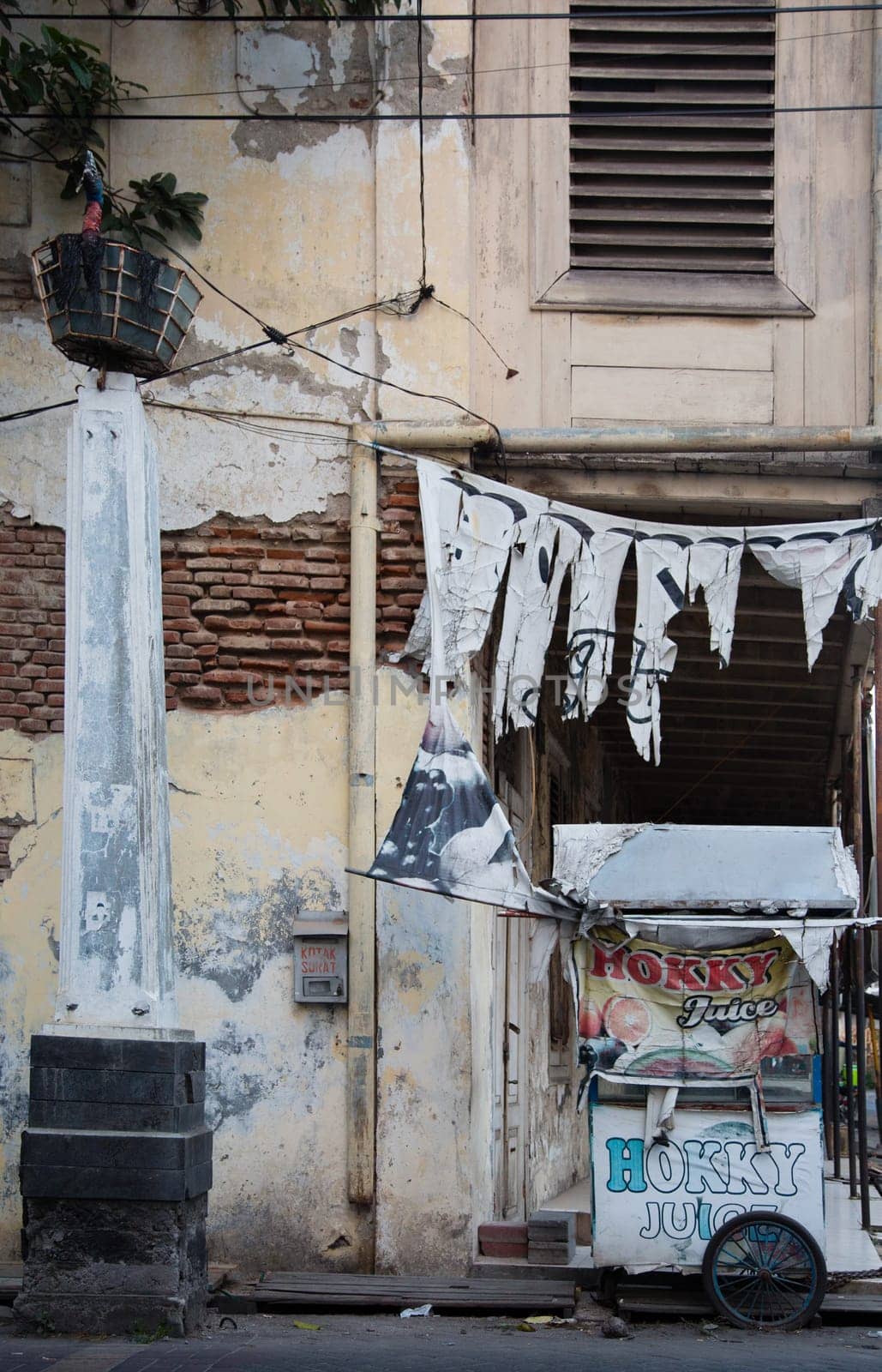 Semarang, Indonesia - september 13, 2015: Traditional street scene with street seller in Semarang, Indonesia.