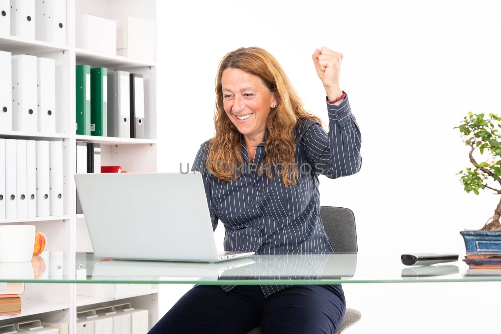 young amazed business woman at his desk