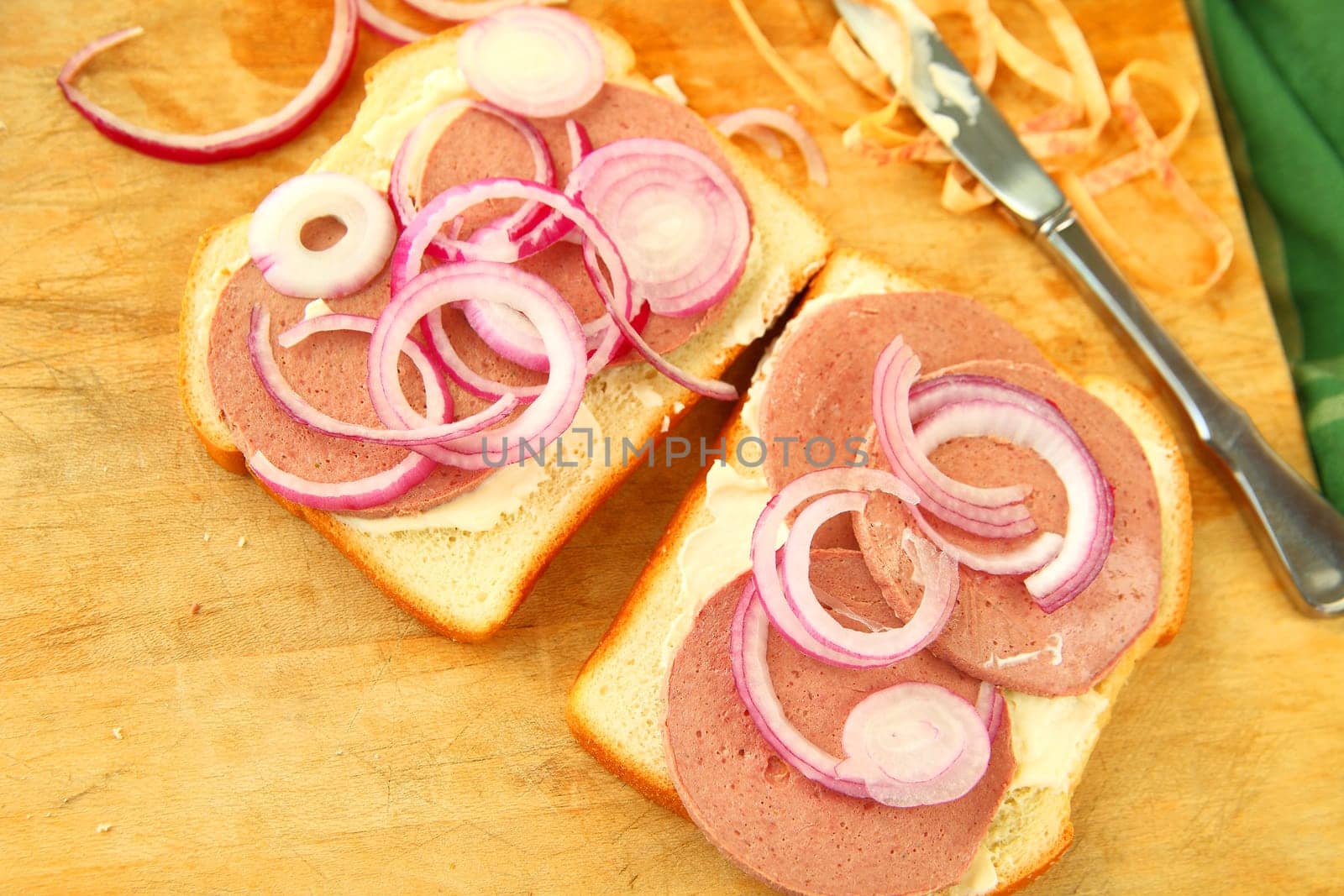 Making a sandwich with braunschweiger and red onions with room for text