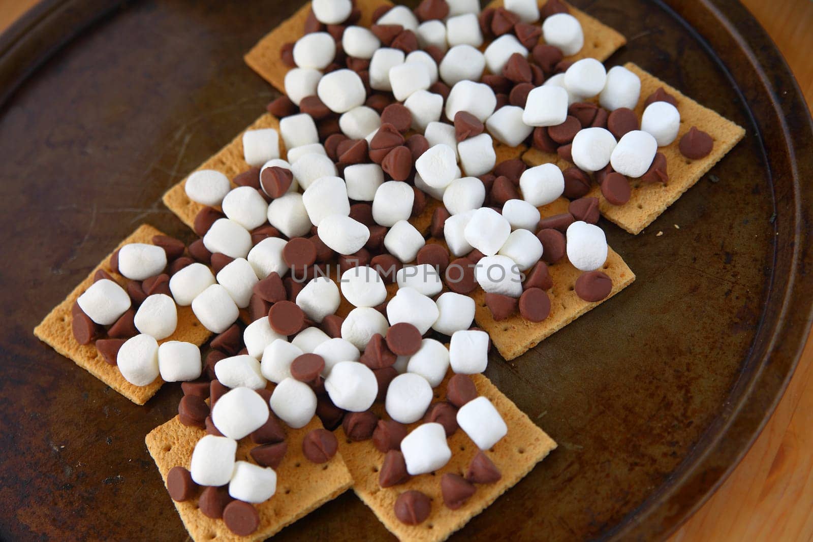 Ingredients for making indoors s’mores treats