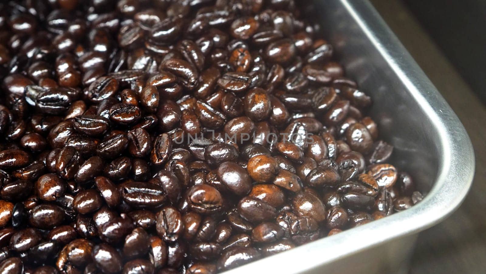 Many coffee beans from excellent source around the World in silver metal tray which special hand made roasted for barista bring a good aroma taste of freshness to their customer.
