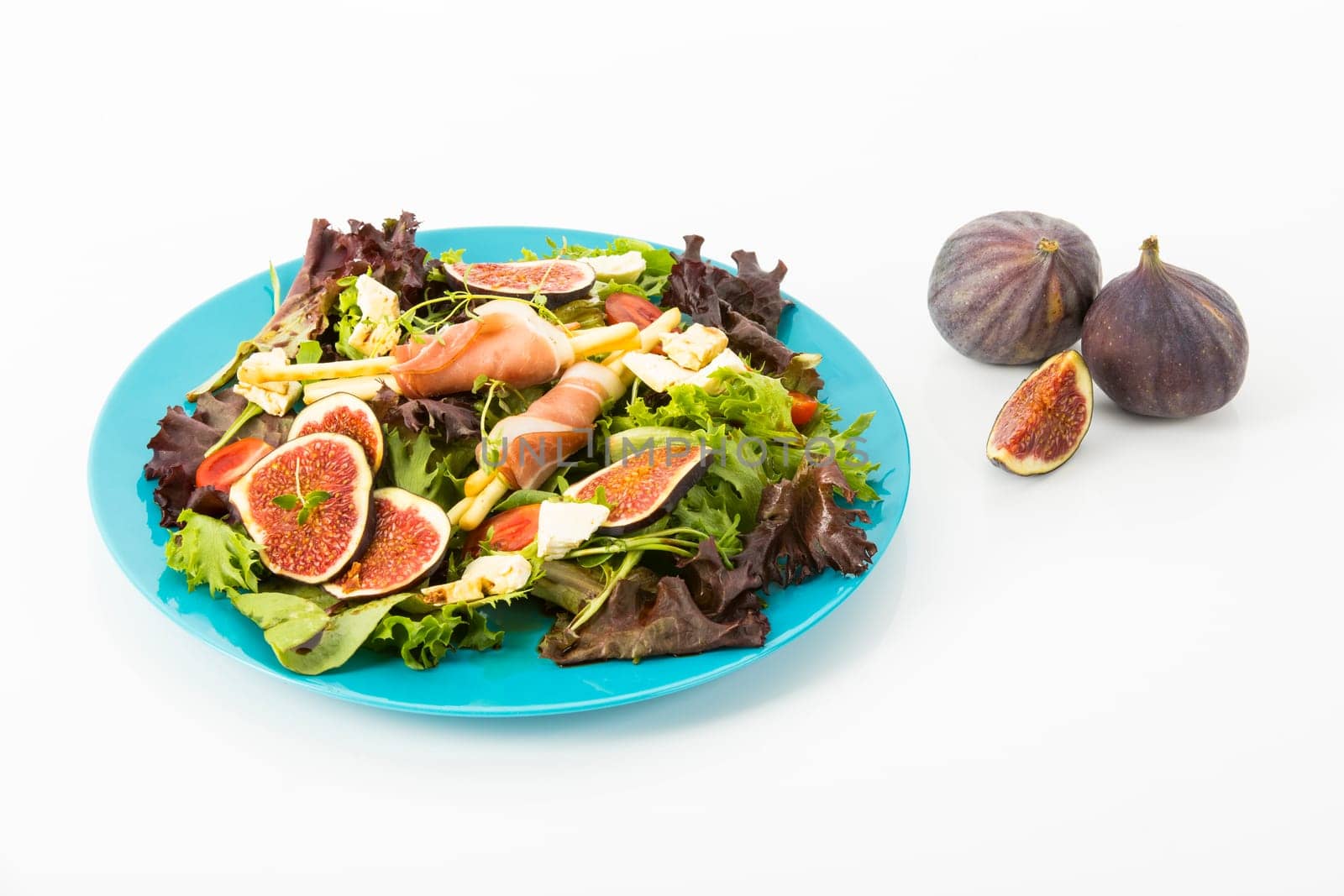 gemischter Blattsalat mit Feigen, Tomaten, Schafskaese und Crossinis mit Schinken