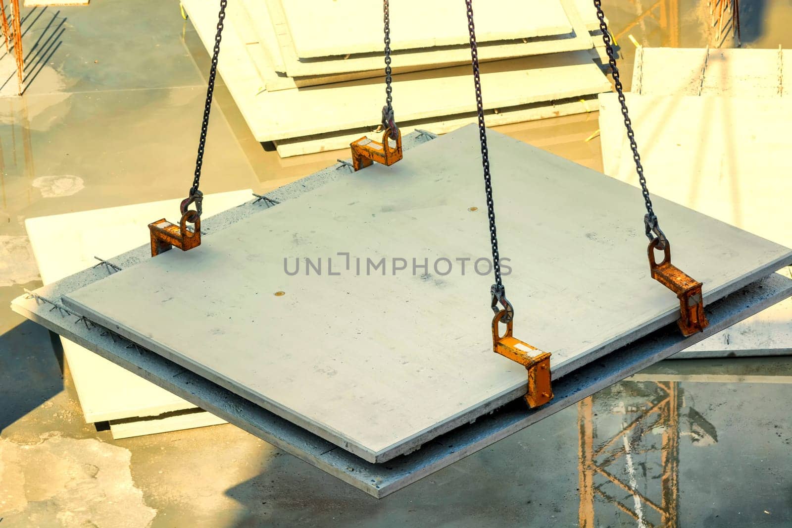 Construction of steel and concrete for the construction of an apartment building with underground parking with precast concrete walls.