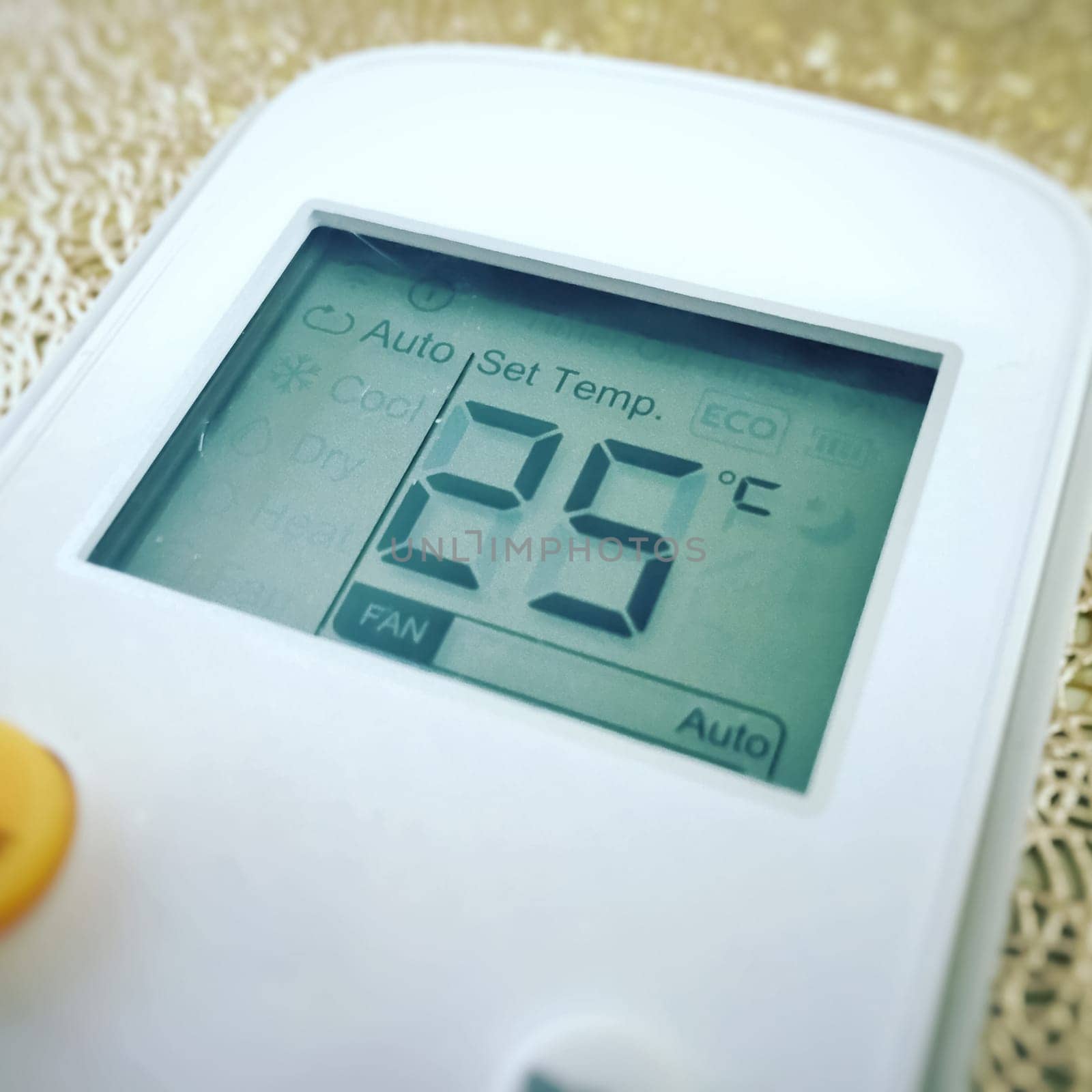 Display of an air conditioner remote control with the temperature set at 25 degrees