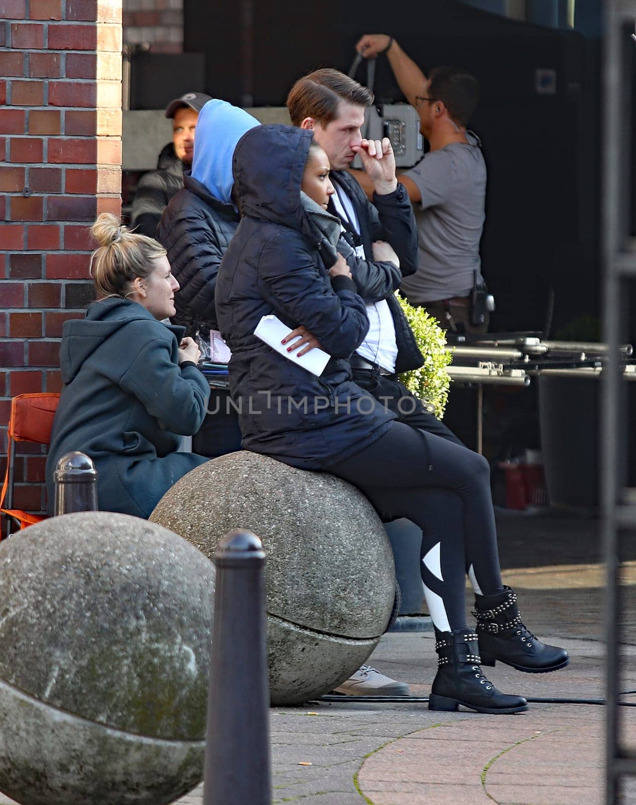 Naomi Scott and Jonathan Tucker ,.filming 3 Angel for  Charlie  at the  Fleet Island Hamburg