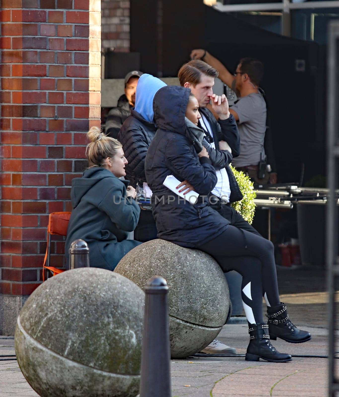 Naomi Scott and Jonathan Tucker ,.filming 3 Angel for  Charlie  at the  Fleet Island Hamburg