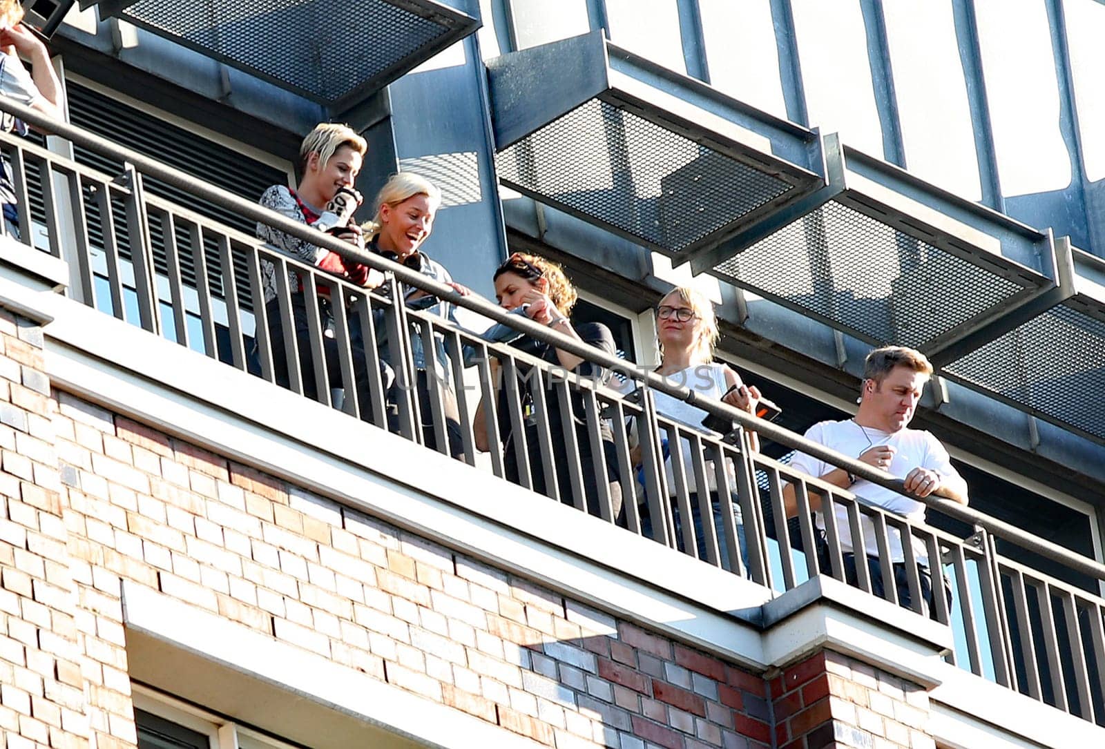 Elizabeth Banks ,Kristen Stewart and Crew ,.filming 3 Angel for  Charlie  at the  Fleet Island Hamburg