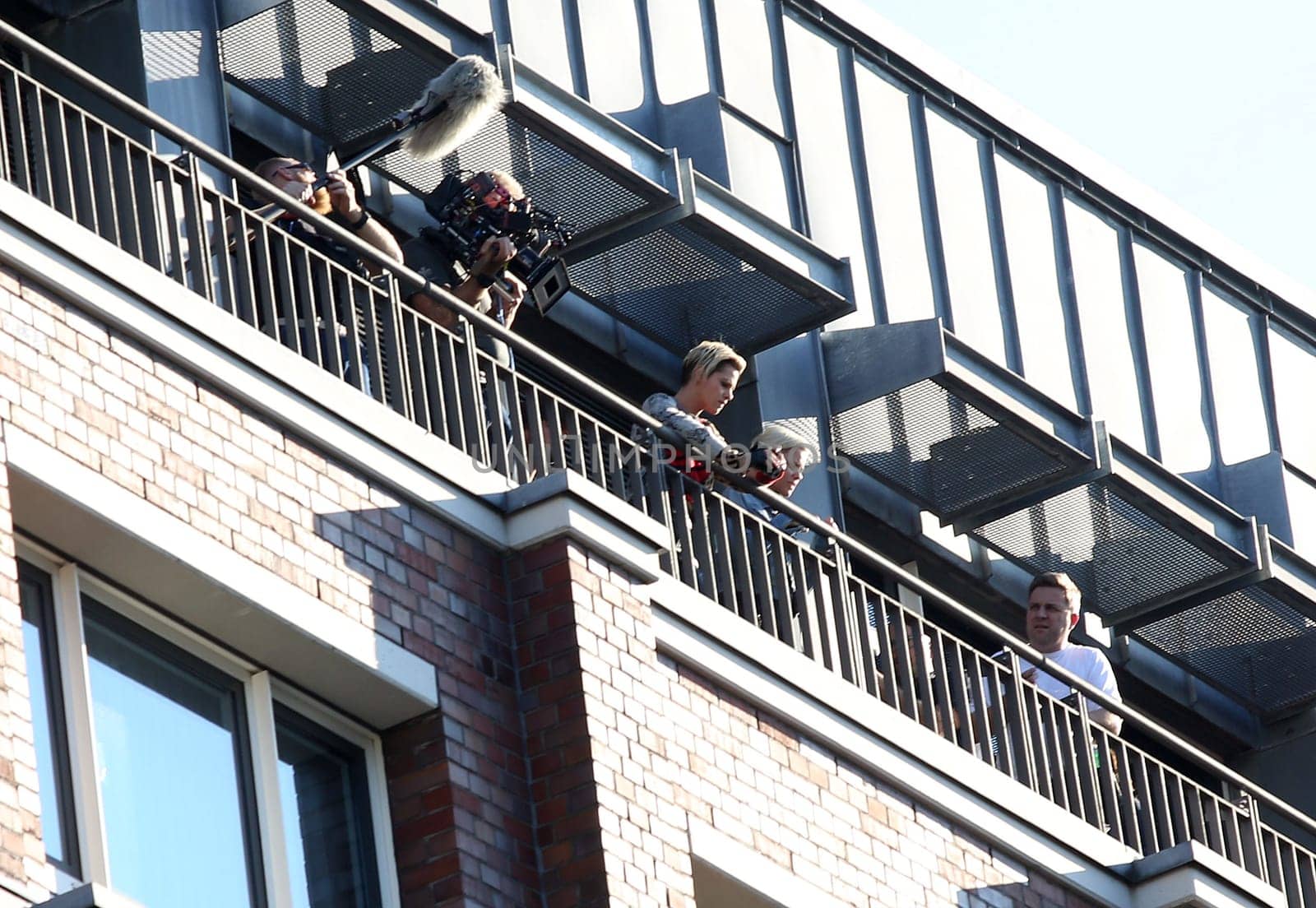 Elizabeth Banks ,Kristen Stewart and Crew ,.filming 3 Angel for  Charlie  at the  Fleet Island Hamburg
