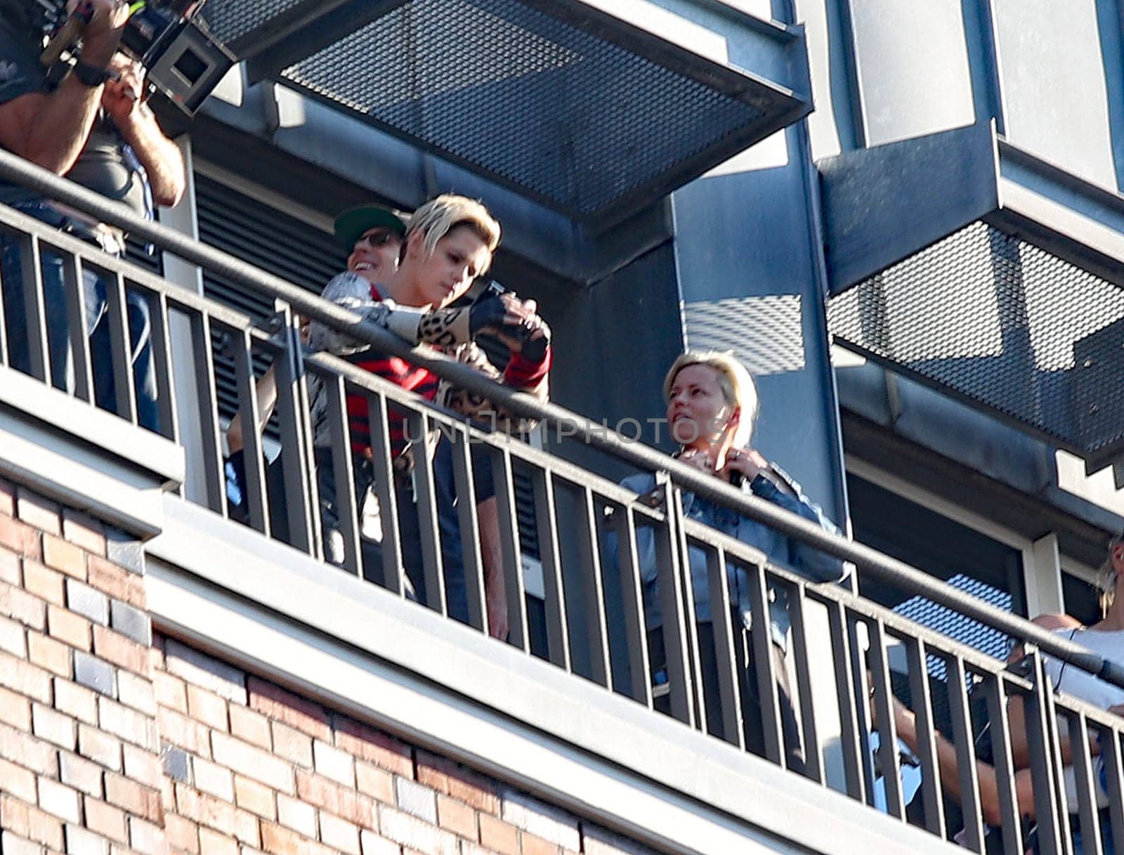 Elizabeth Banks ,Kristen Stewart and Crew ,.filming 3 Angel for  Charlie  at the  Fleet Island Hamburg