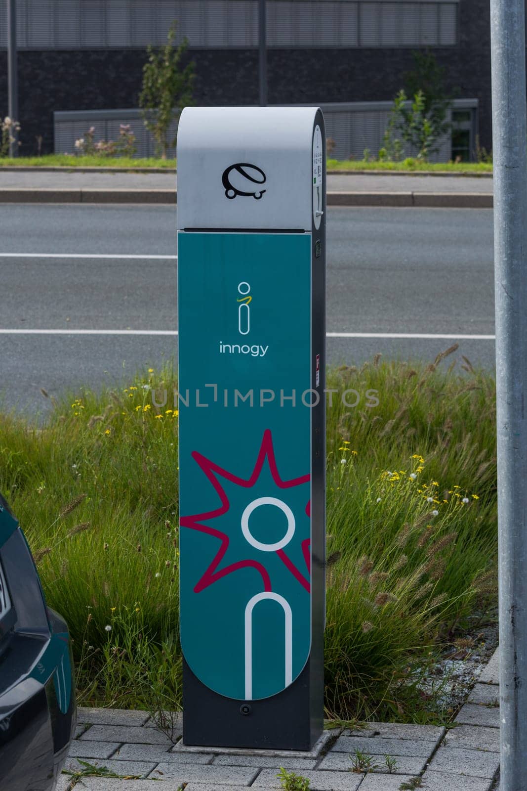HEILIGENHAUS, NRW, GERMANY - AUGUST 24, 2017: Parkplatz in Heiligenhaus Aufladen von modernen Elektroauto auf der Straße ist die Zukunft des Automobils