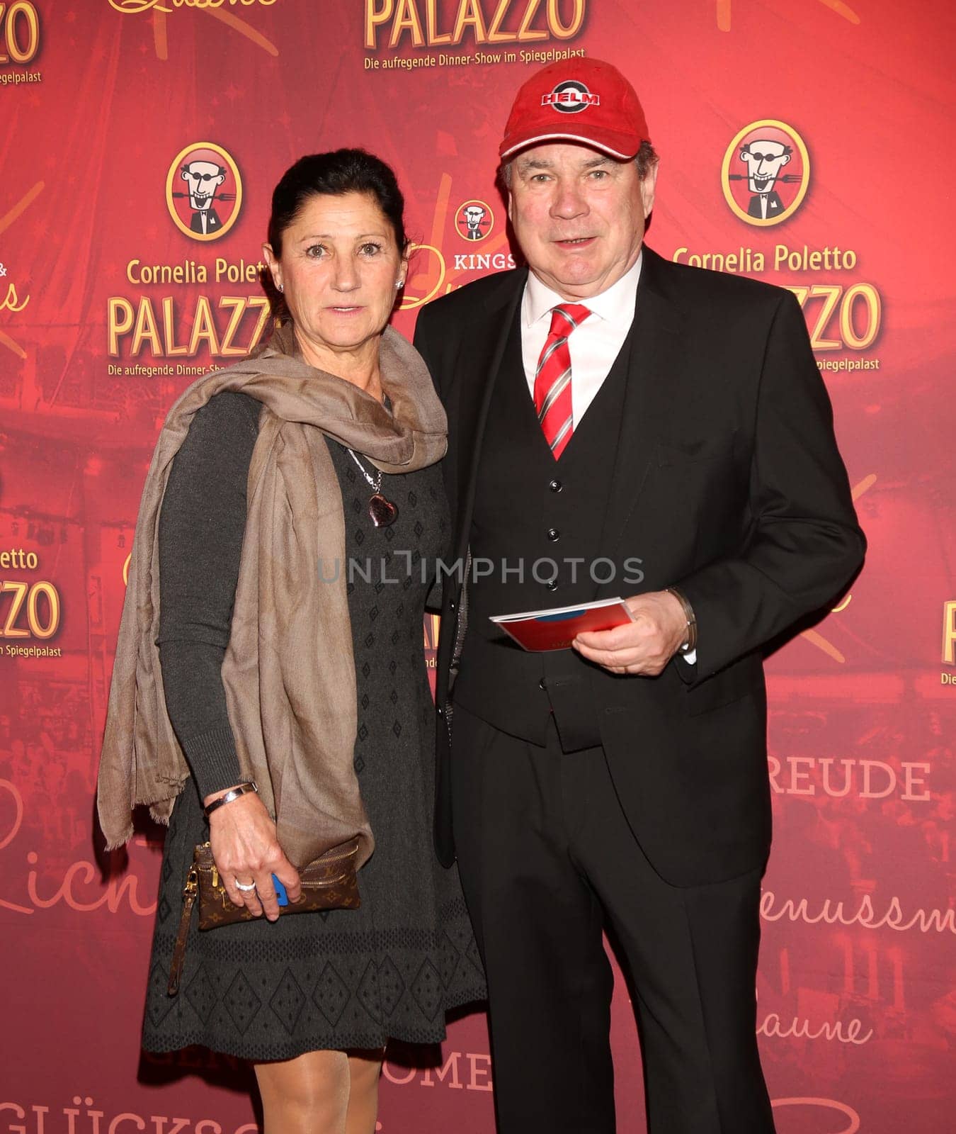 Klaus Helm mit Ehefrau Kerstin  , .Hamburg Premiere von    PALAZZO Dinner - Show King and Queens  im  PALAZZO-Spiegelpalast Hamburg