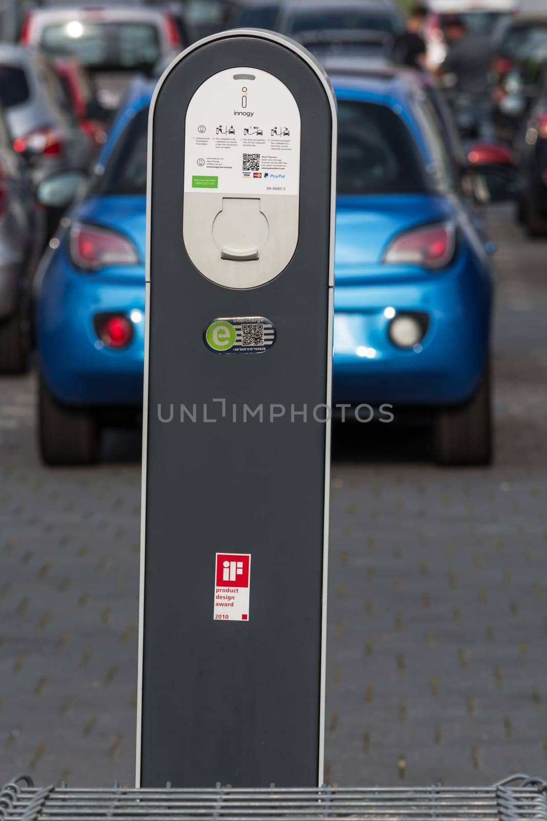 HEILIGENHAUS, NRW, GERMANY - AUGUST 24, 2017: Parkplatz in Heiligenhaus Aufladen von modernen Elektroauto auf der Straße ist die Zukunft des Automobils