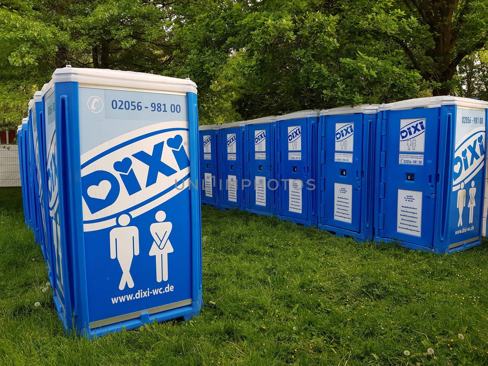 ESSEN, NRW, GERMANY - MÄRZ 18, 2018: Dixi mobile Toilette auf einem Veranstaltungsgelände. Dixi vermietet tranportabele WC Anlagen für Veranstaltungen. Die Toiletten werden regelmäßige Gereinig...ESSEN, NRW, GERMANY - MARCH 18, 2018: Dixi mobile toilet at an event venue. Dixi leases tranportabele toilet facilities for events. The toilets are cleaned regularly.